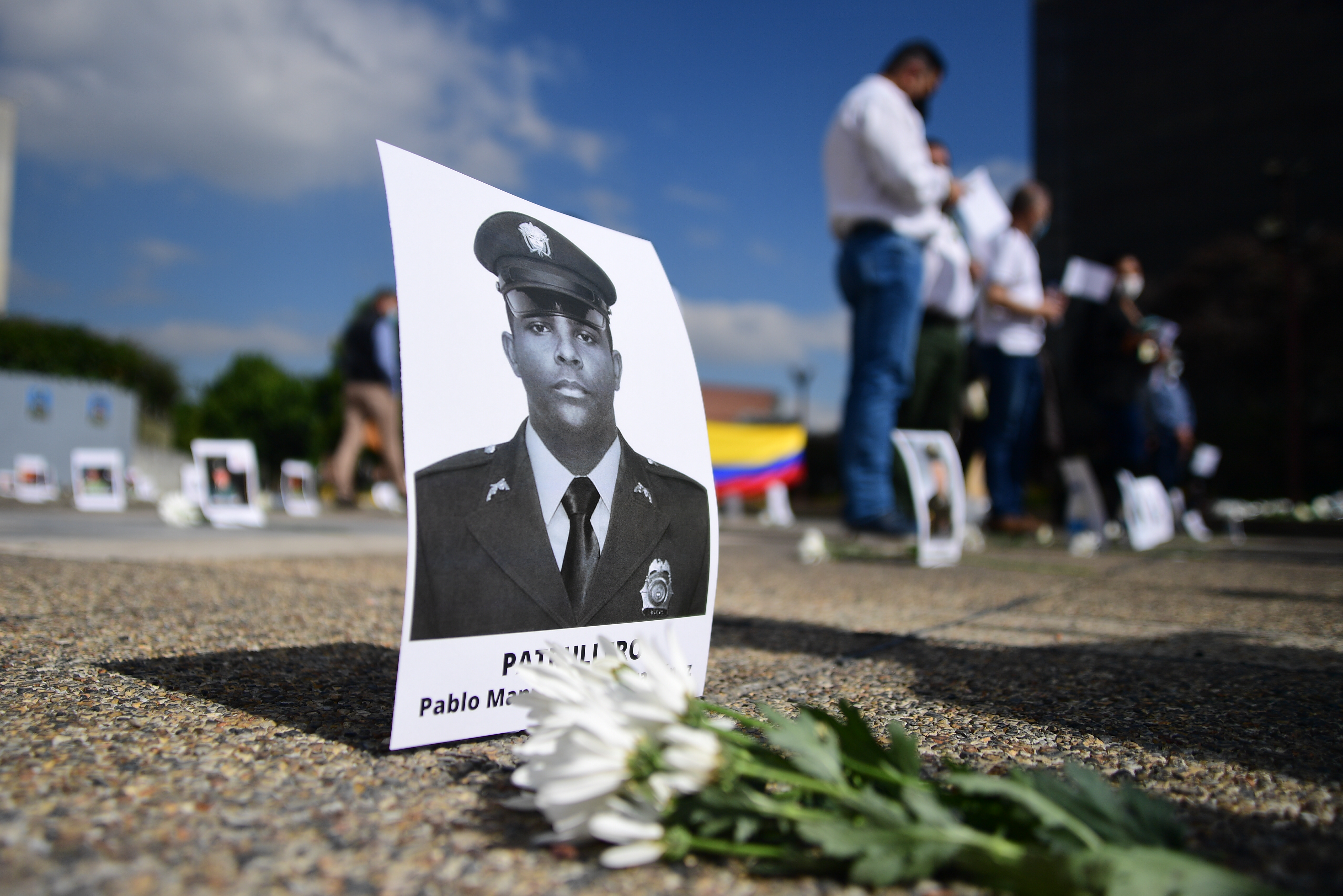 Plantón frente a la fiscalía por los 3 años del atentado a la escuela de cadetes General Santander