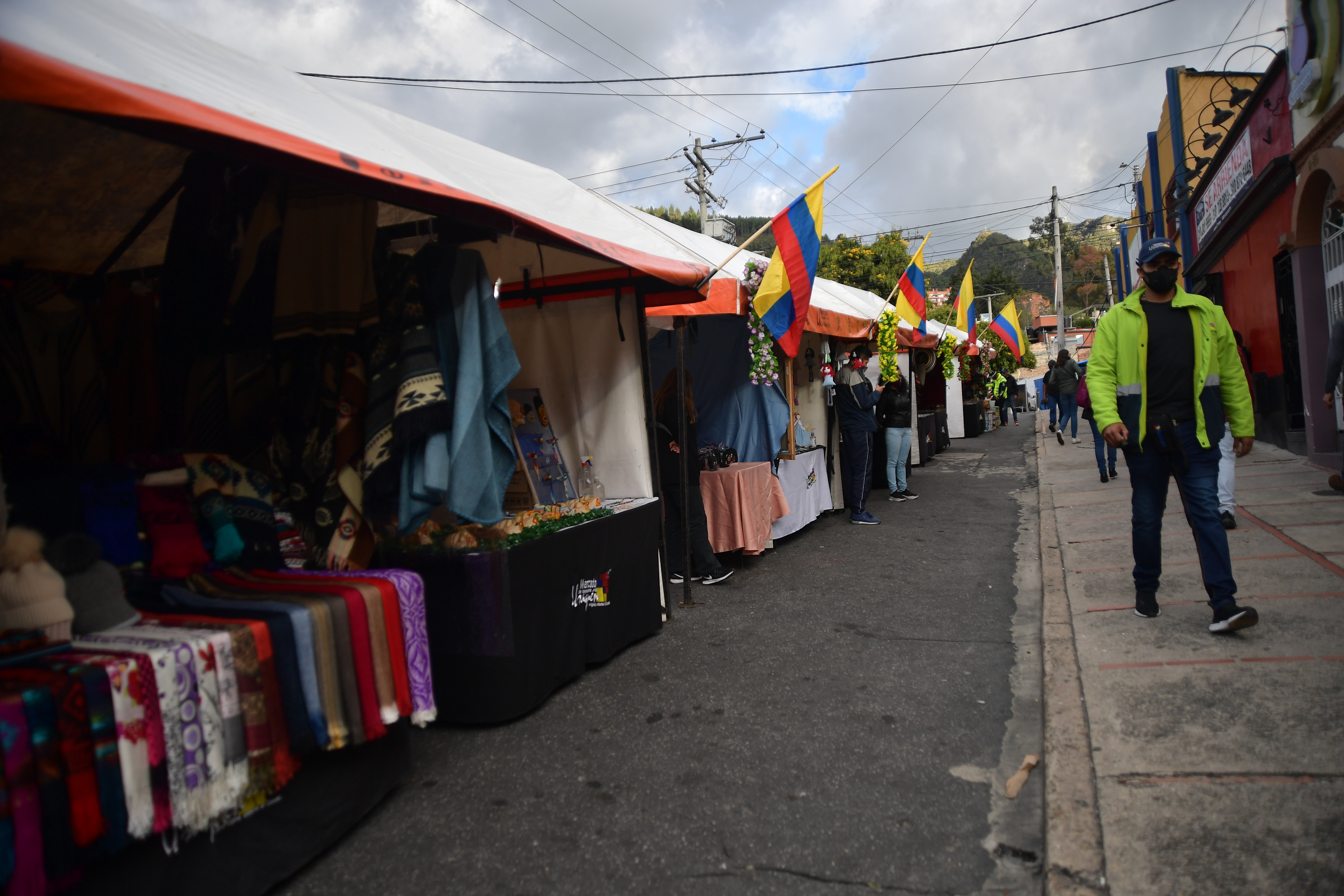 Tras meses de permanecer cerrados debido al aislamiento preventivo, causado por la pandemia del Covid-19, el mercado de pulgas de Usaquén reabrió sus puertas con medidas de bioseguridad.
