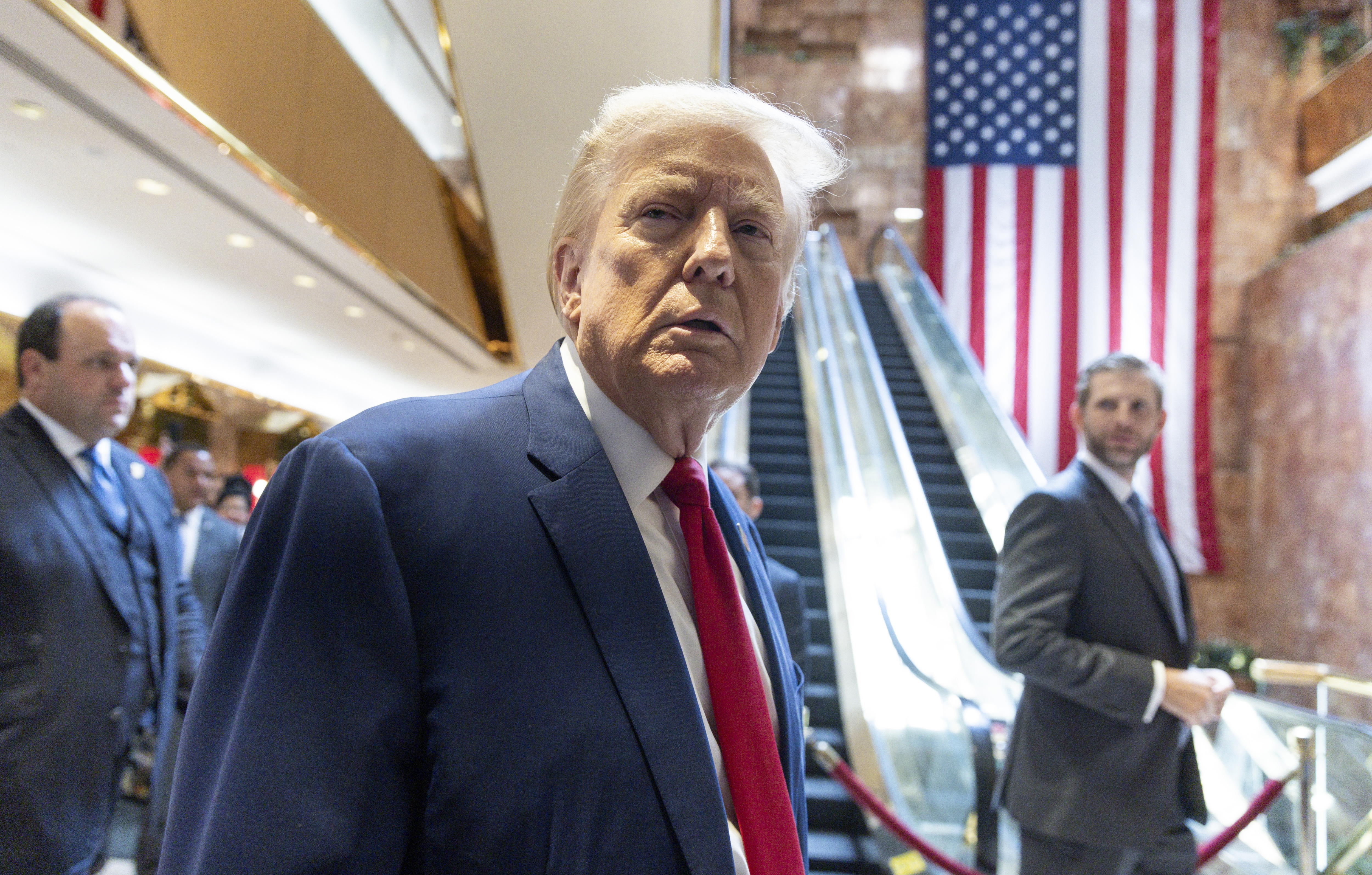 New York (United States), 06/09/2024.- Former US president Donald J. Trump (C) following a press conference in the lobby of Trump Tower in New York, New York, USA, 06 September 2024. Trump discussed a hearing he attended earlier in the morning to appeal the recent 5 million USD jury verdict against Trump that found him liable of sexually abusing writer E. Jean Carroll. (Elecciones, Nueva York) EFE/EPA/JUSTIN LANE