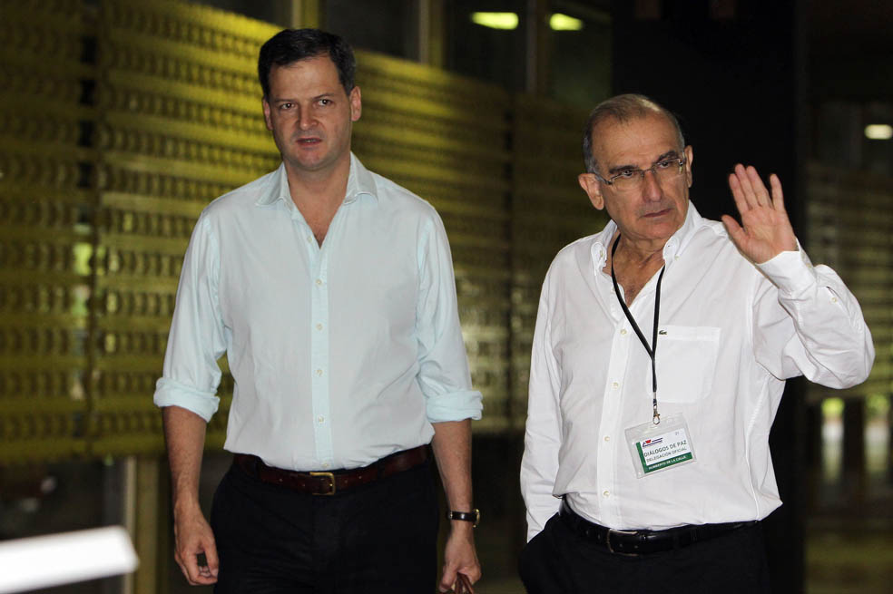 Exnegociadores de paz rechazan propuesta de amnistía general de Uribe