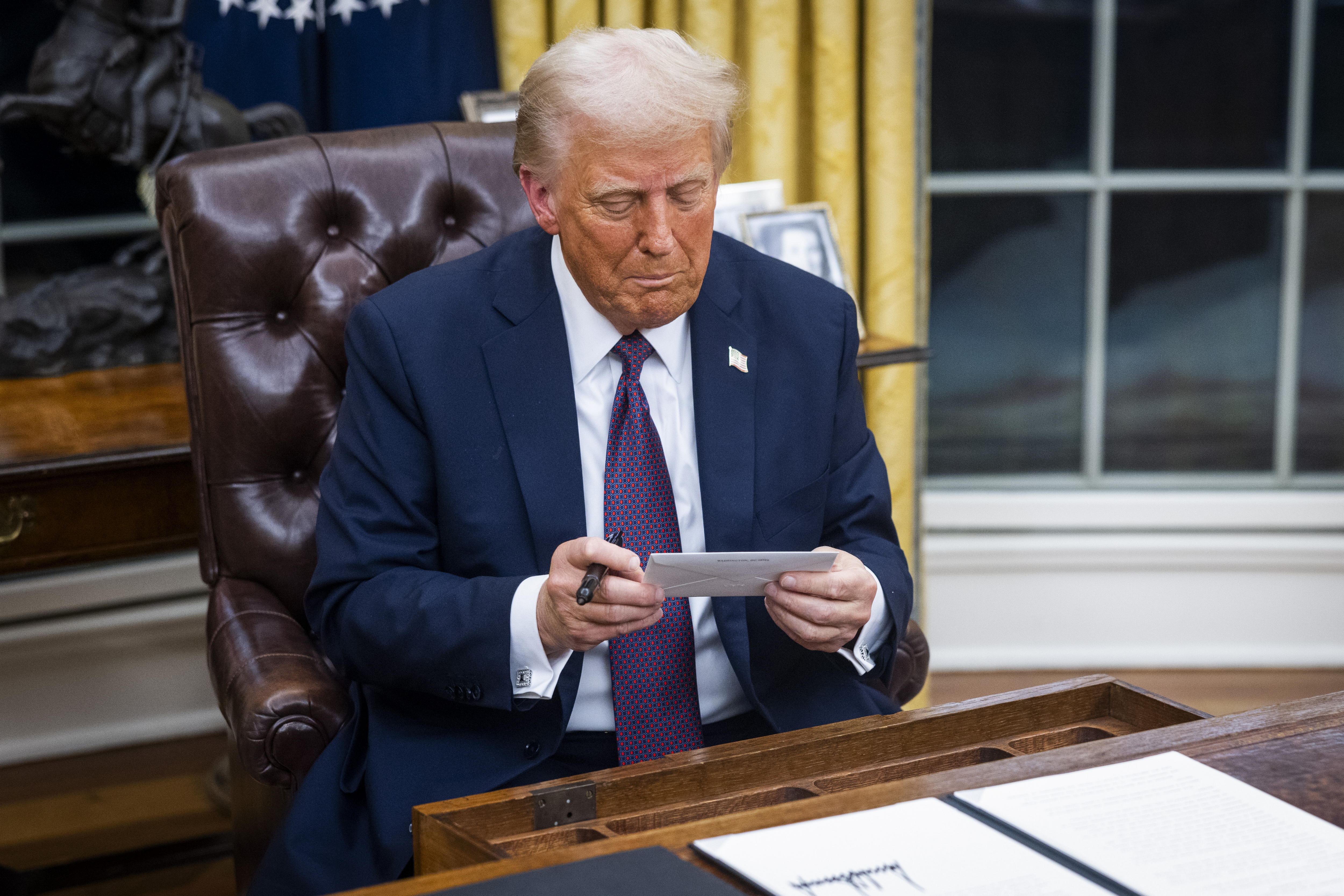 Washington (United States), 20/01/2025.- US President Donald Trump looks at a letter from former President Joe Biden left for him in the drawer of the Resolute desk on the first day of his presidency in the Oval Office of the White House in Washington, DC, USA, 20 January 2025. Trump, who defeated Kamala Harris to become the 47th president of the United States, was sworn in earlier in the day, though the planned outdoor ceremonies and events were cancelled due to extremely cold temperatures. (Estados Unidos) EFE/EPA/JIM LO SCALZO / POOL