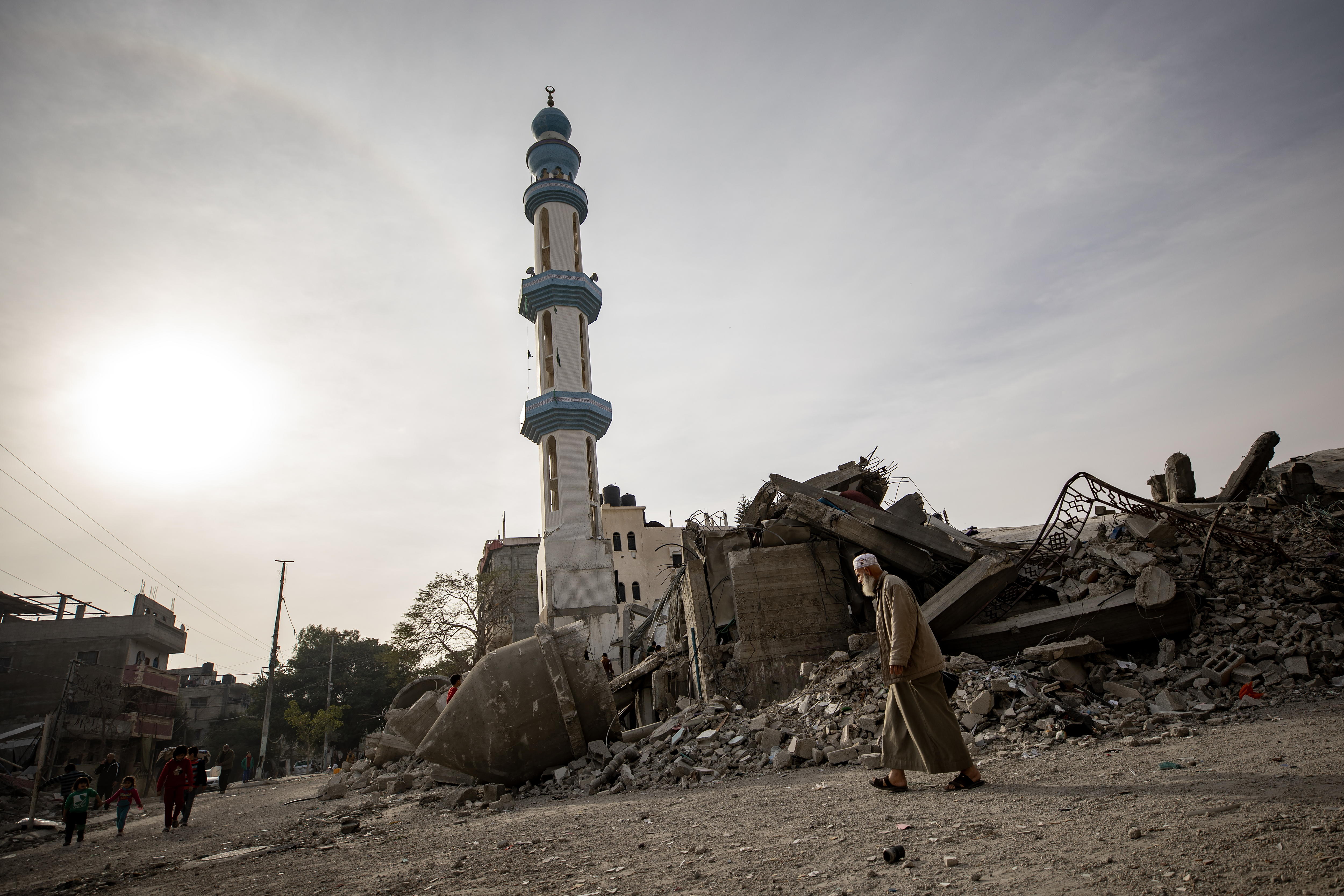 Rafah (---), 23/02/2024.- Palestinians pass the ruins of Al-Farouq Mosque after it was destroyed by an Israeli air strike a few days ago in the Rafah refugee camp, southern Gaza Strip, 23vFebruary 2024. More than 29,500 Palestinians and over 1,300 Israelis have been killed, according to the Palestinian Health Ministry and the Israel Defense Forces (IDF), since Hamas militants launched an attack against Israel from the Gaza Strip on 07 October 2023, and the Israeli operations in Gaza and the West Bank which followed it. EFE/EPA/HAITHAM IMAD