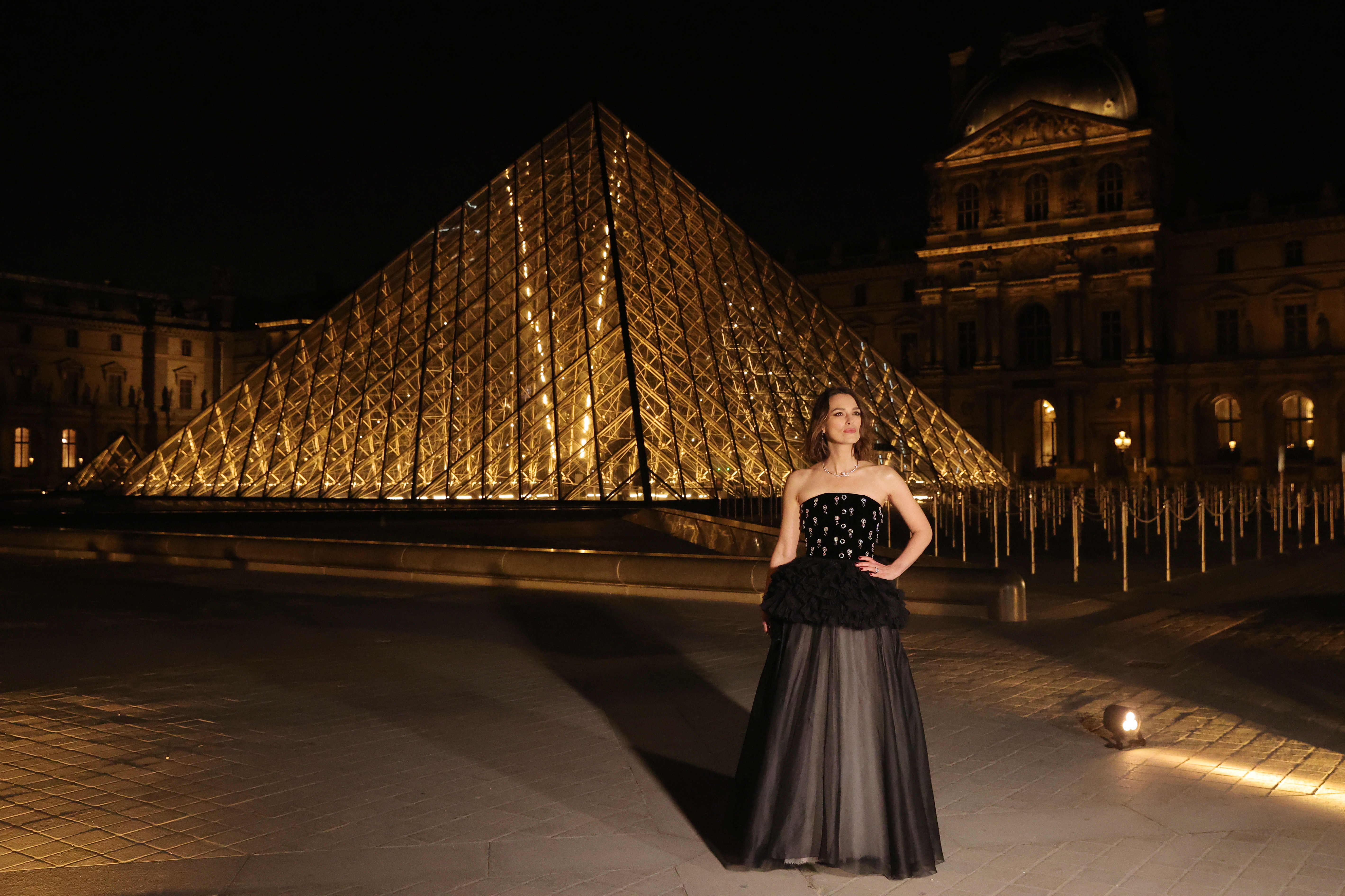 Paris (France), 04/03/2025.- British actress Keira Knightley arrives for the 'Le Grand Diner du Louvre' at the Louvre Museum in Paris, France, 04 March 2025. The Louvre Museum is hosting the gala dinner to mark the official opening of Paris Fashion Week and to raise funds to support the Louvre's restoration projects, educational programs, and initiatives aimed at making the museum more accessible to a broader audience. (Moda, Francia) EFE/EPA/TERESA SUAREZ