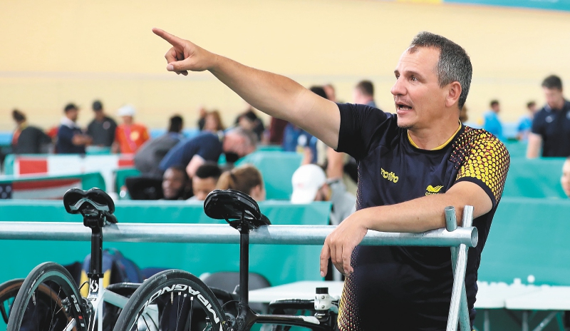 El técnico John Jaime González, en el Velódromo de Peñalolén, durante los Juegos Panamericanos de Santiago de Chile 2023. / COC