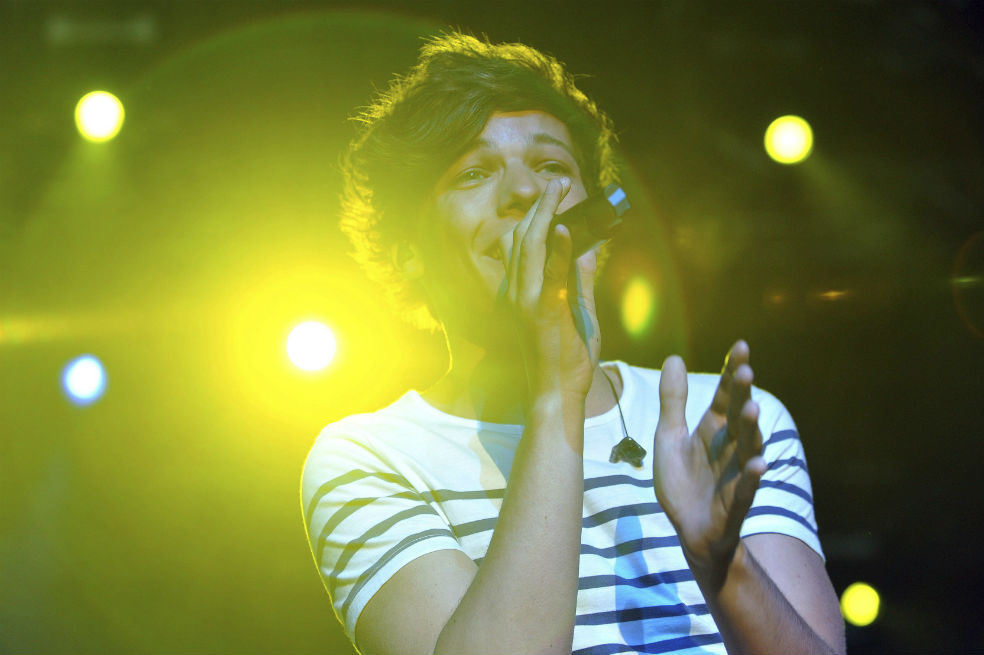 Detienen a cantante de One Direction Louis Tomlinson tras pelea en aeropuerto