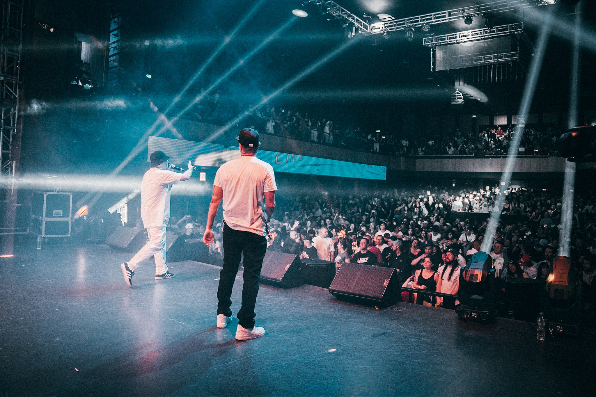 "Los verdaderos caminan callados", decían las camisetas de This is Hardkore y lo mismo se rapeaba en el escenario con una intención casi que religiosa. Tres Coronas brindó un recital de rap en español que certifica el momento dorado que vive este género en la música. 'Falsedades', 'Envidias', 'Mi Tumbao' y 'El Original' fueron algunas de las canciones que quedaron para la historia en el Royal Center.