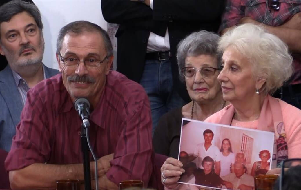 Estela de Carlotto (d), presidenta de la organización de derechos humanos argentina Abuelas de Plaza de Mayo, junto a Carlos Alberto Solsona (i), padre de la nieta 129 desaparecida en la dictadura argentina. / EFE
