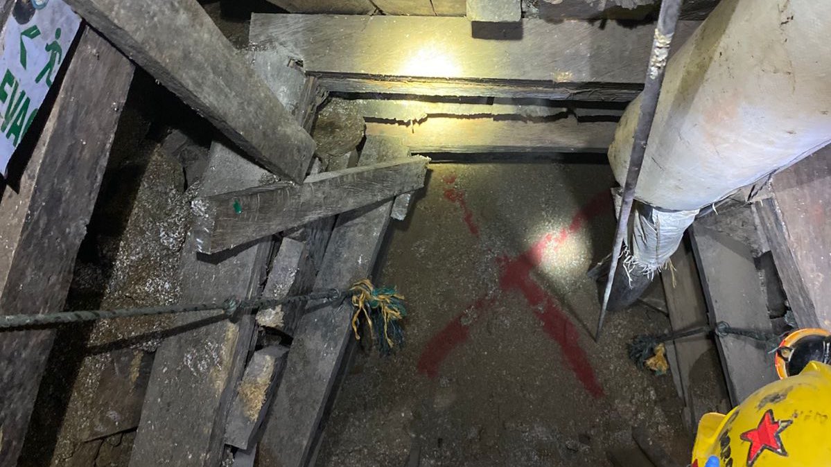 Inestabilidad del terreno dificulta rescate de 23 mineros en Segovia; están vivos