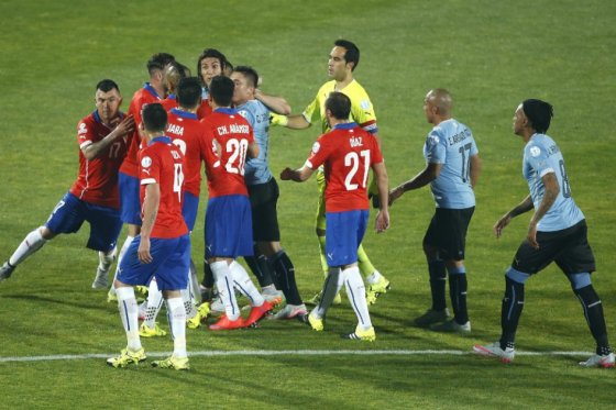 La patada que Cavani le propinó a Jara en los testículos