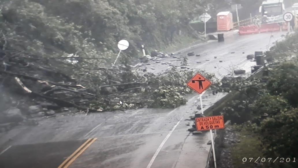 Cortesía - CoviandesCortesía - CoviandesSin embargo, las mayores dificultades en la circulación son por cuenta de un derrumbe de grandes proporciones que se presentó hace más de un mes en el kilómetro 58, cerca de la entrada al municipio de Guayabetal (Cundinamarca), debido a la recurrente inestabilidad geológica de la zona. Este hecho obligó a cerrar kilómetro y medio de la vía de manera indefinida desde el pasado 14 de junio y hasta que sea seguro transitar.