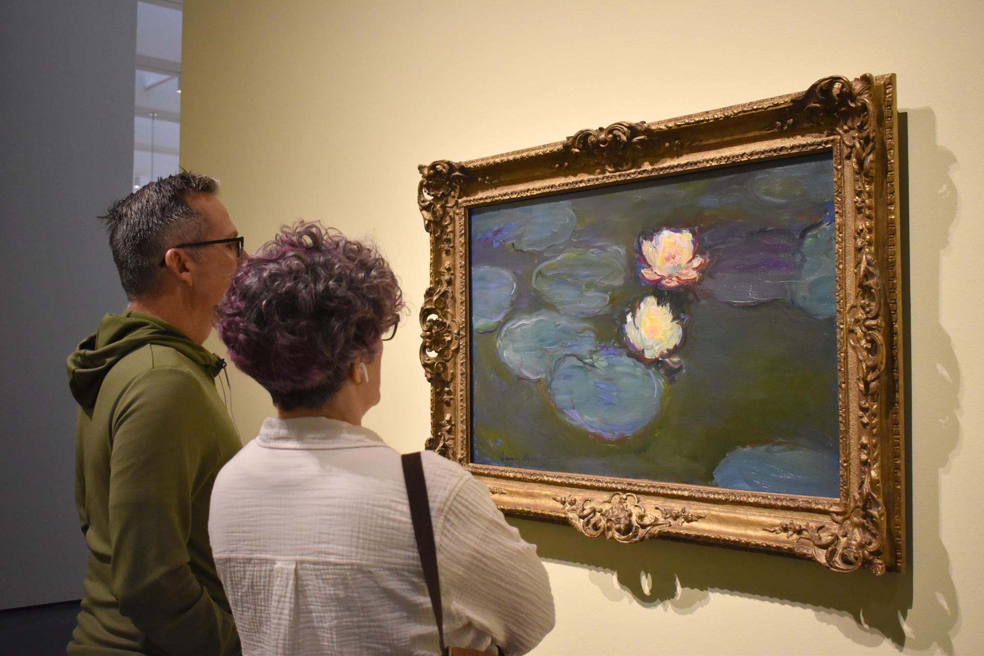 ACOMPAÑA CRÓNICA: EEUU VAN GOGH AME9749. LOS ÁNGELES (ESTADOS UNIDOS), 20/12/2025.- Personas observan la pintura 'Nenúfares' Claude Monet, exhibida en el Museo de Arte del Condado de Los Ángeles (LACMA) este viernes, en Los Ángeles (EE.UU.). El Museo de Arte del Condado de Los Ángeles (LACMA) exhibirá desde este domingo 'Tarascon Stagecoach', la primera pintura de Vincent van Gogh que ingresa a su colección, y que anticipa un 2026 marcado por grandes hitos culturales en la ciudad. EFE/ Mónica Rubalcava