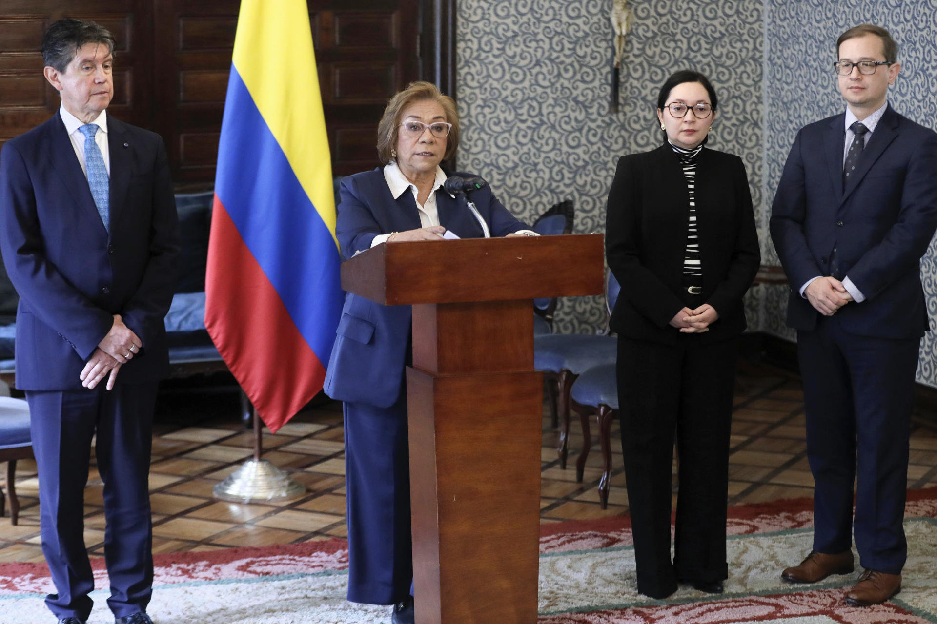 AME9001. BOGOTÁ (COLOMBIA), 17/10/2025.- La canciller colombiana, Rosa Yolanda Villavicencio (c), habla durante una rueda de prensa este viernes, en Bogotá (Colombia). El Gobierno colombiano espera la asistencia de al menos una docena de mandatarios a la IV Cumbre de la Comunidad de Estados Latinoamericanos y Caribeños (Celac) y la Unión Europea (UE) que se celebrará en noviembre en la ciudad caribeña de Santa Marta, informó Rosa Villavicencio. EFE/ Carlos Ortega