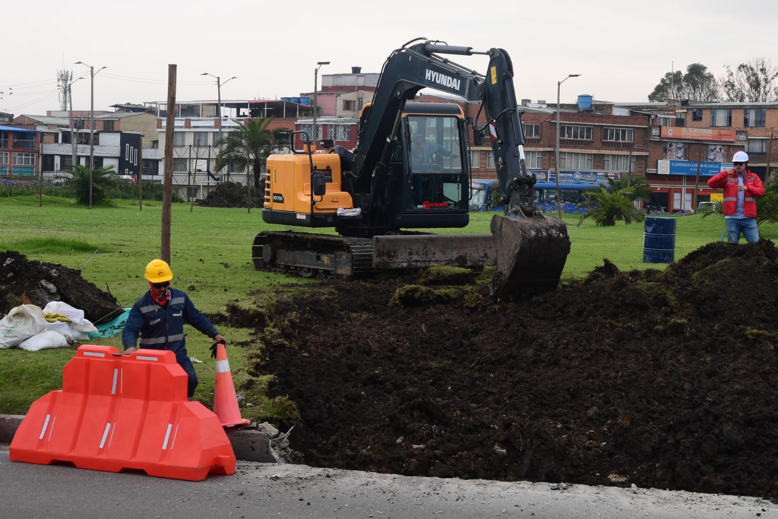 Estación 8: En la avenida Primero de Mayo, sobre la glorieta carrera 50, se lleva a cabo la excavación de algunas zonas para ejecutar la estación 8.