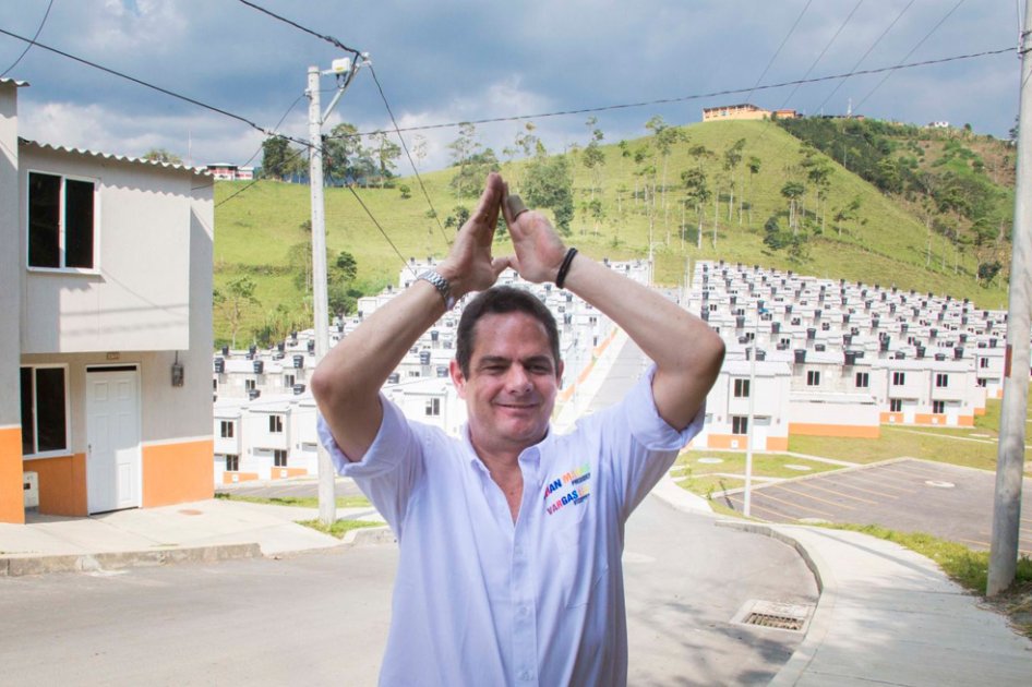 El candidato a la Vicepresidencia German Vargas Lleras, en la Urbanizacion Ensueño, programa de viviendas gratis en Dosquebradas.