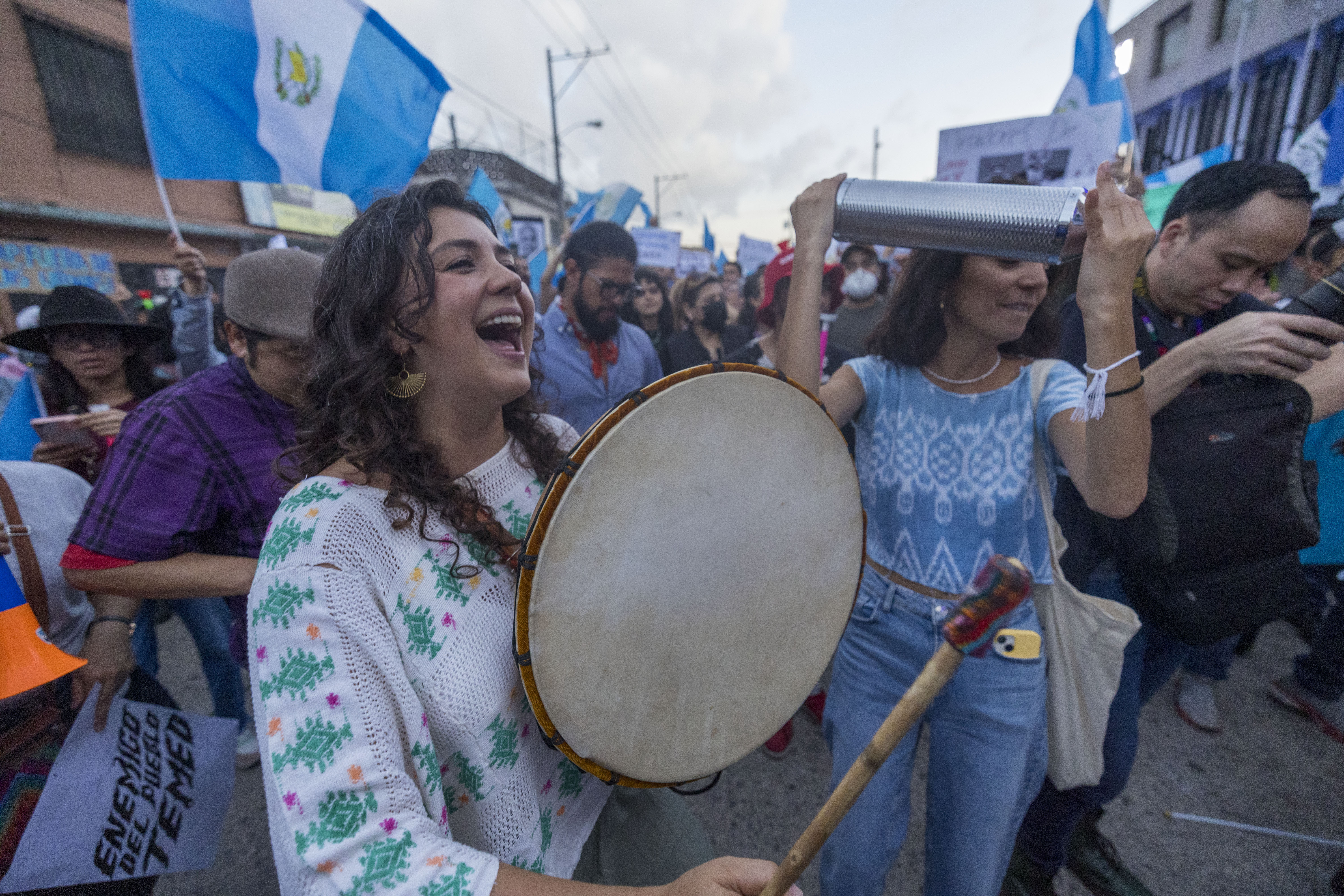 AME3146. CIUDAD DE GUATEMALA (GUATEMALA), 14/07/2023.- Ciudadanos protestan hoy frente a la sede del Ministerio Público para exigir la renuncia de la fiscal general Consuelo Porras y el fiscal Rafael Curruchiche, a quienes acusan de intentar detener las elecciones generales y cancelar al movimiento Semilla del candidato progresista Bernardo Arevalo, en Ciudad de Guatemala (Guatemala). EFE/ Esteban Biba
