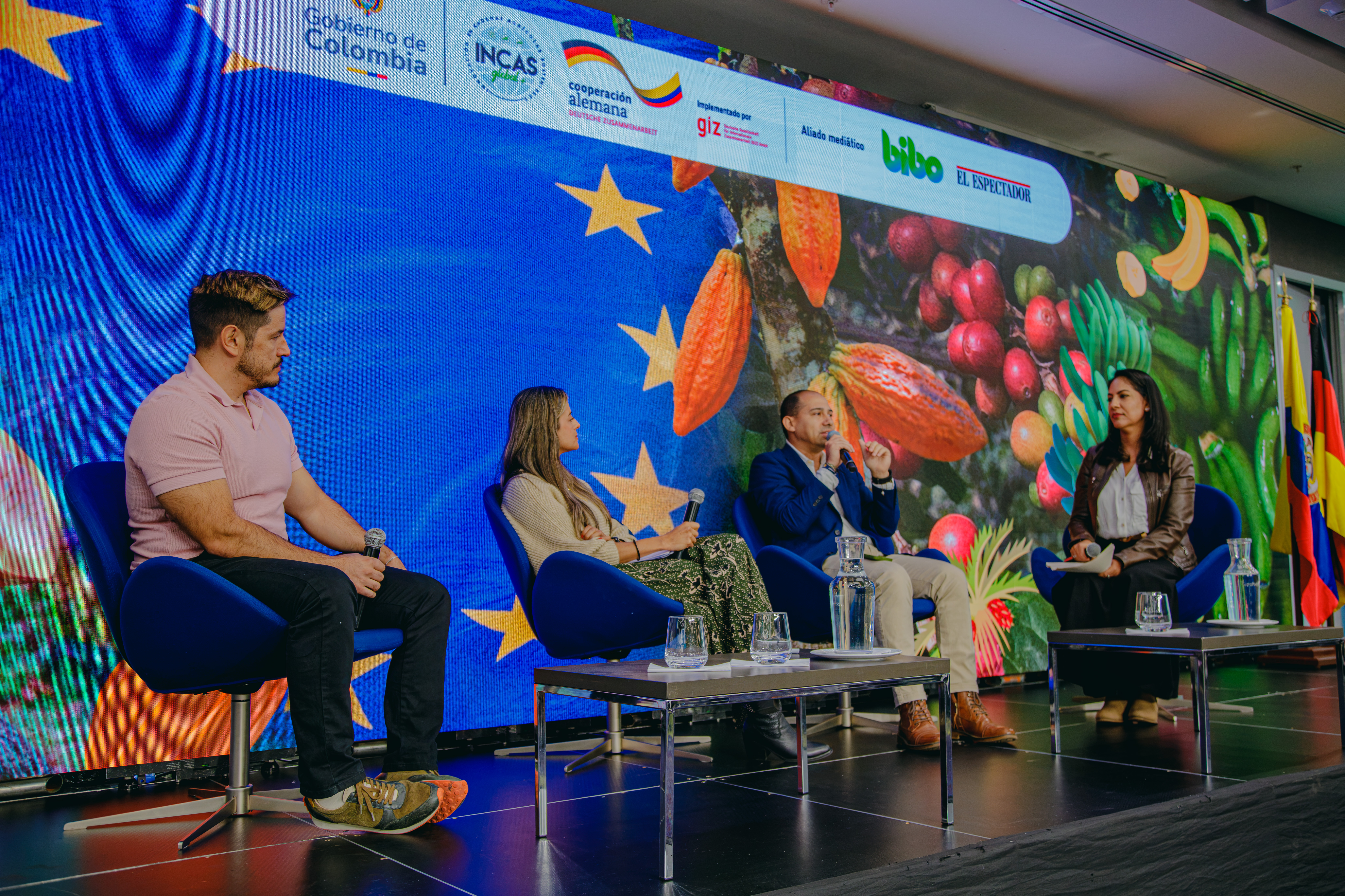 Panel de participantes del proyecto durante el evento del cierre en Bogotá..