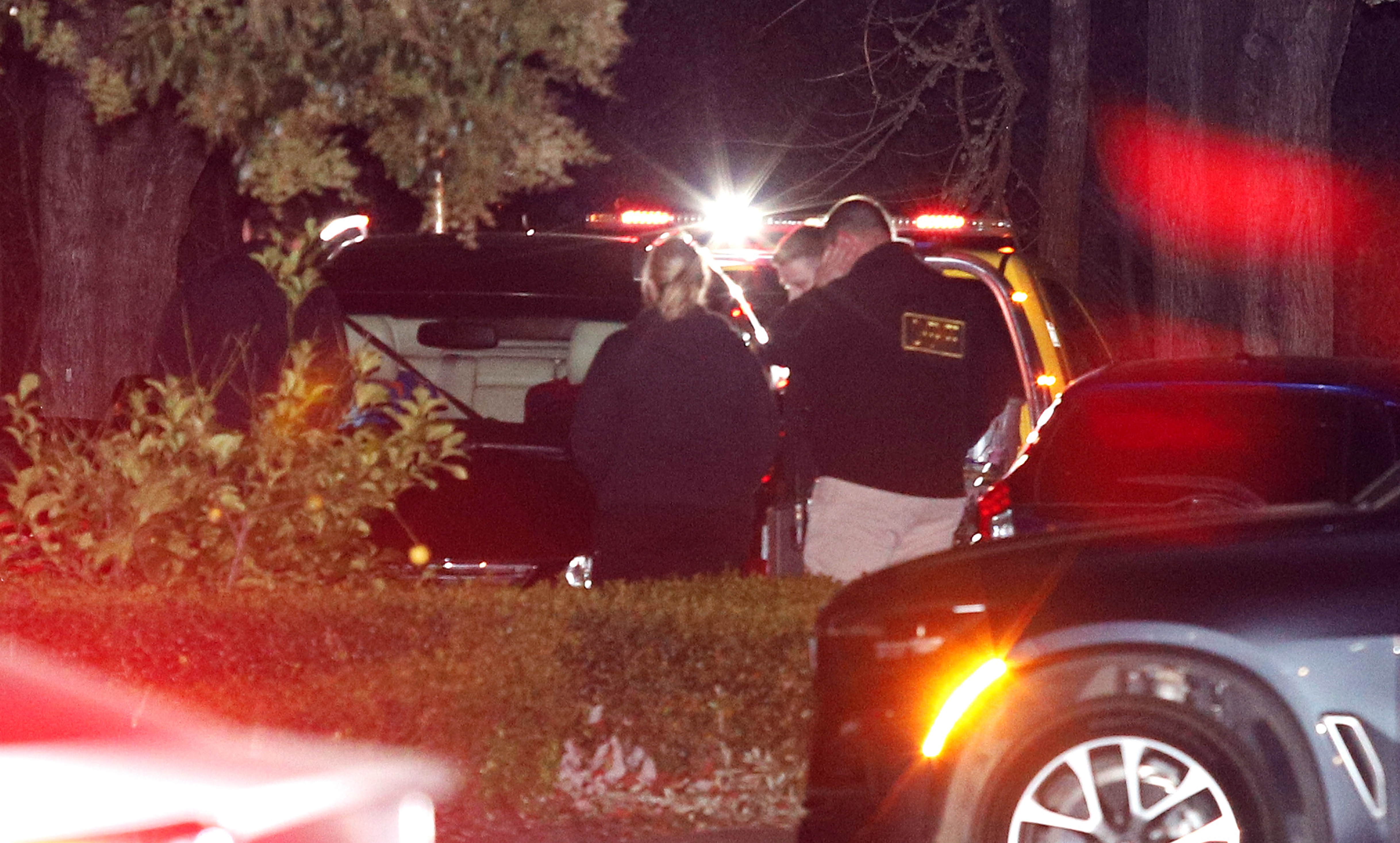 Half Moon Bay (United States), 24/01/2023.- San Mateo County Sheriffs prepare to tow away the suspect's car after they were arrested, after mass shootings at two locations in Half Moon Bay, California, USA, 23 January 2023. The suspected gunman who turned himself in to police allegedly killed seven people and wounded one at two locations, according to the San Mateo County Sheriff's office. (Estados Unidos) EFE/EPA/GEORGE NIKITIN BEST QUALITY AVAILABLE
