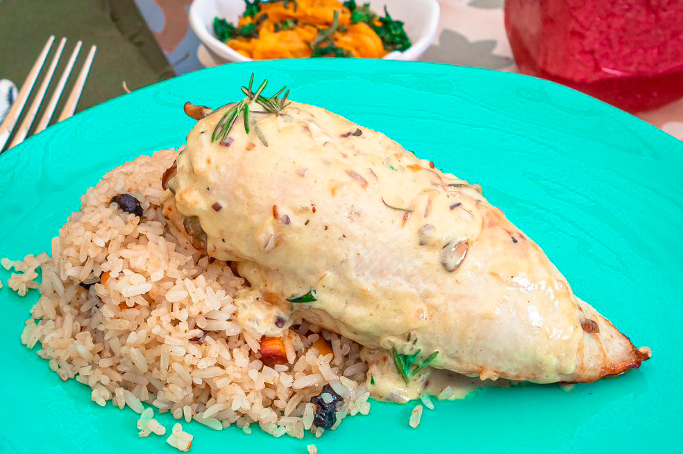 Pechuga de pollo acompañada de arroz bastarmi y bañado en salsa de romero