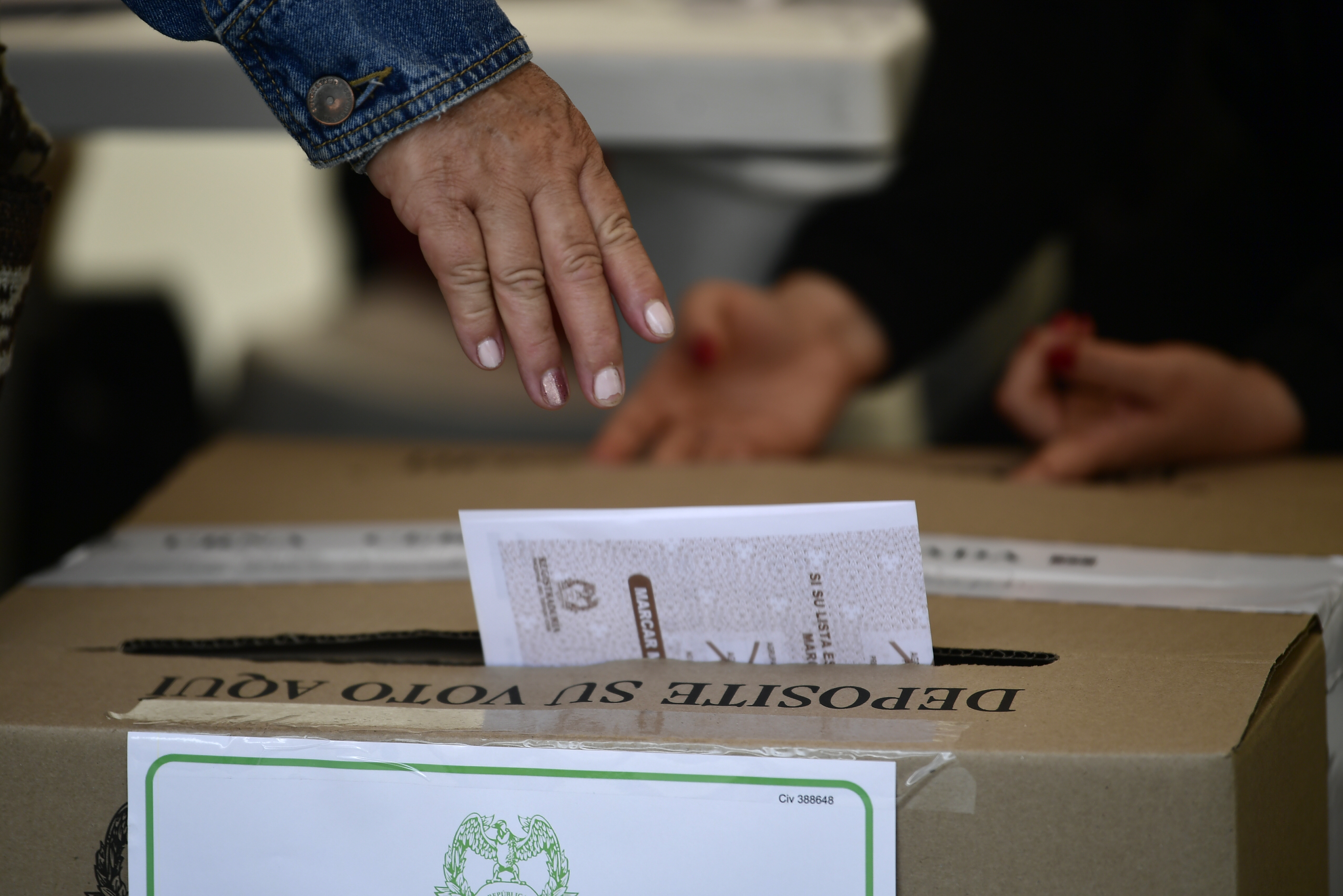 Candidatas tuvieron menos de la mitad de recursos que los hombres para hacer campaña