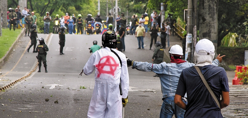 A la 1:40 p.m. del 28 de mayo, un grupo de encapuchados lanzaban piedras contra el CAI de Ciudad Jardín. Un grupo de  civiles, con el apoyo de la Policía, los atacó con armas de fuego.  / Cortesía