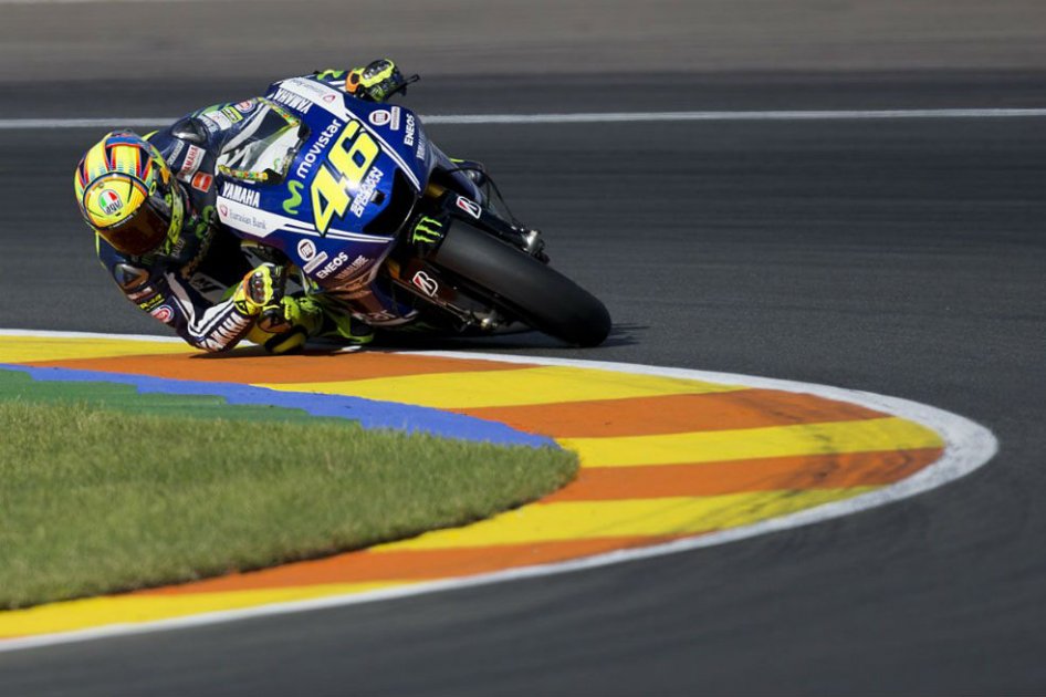 Valentino Rossi espera la decisión del TAS para saber si saldrá o no en la última posición en el GP de Valencia. Foto: AFP
