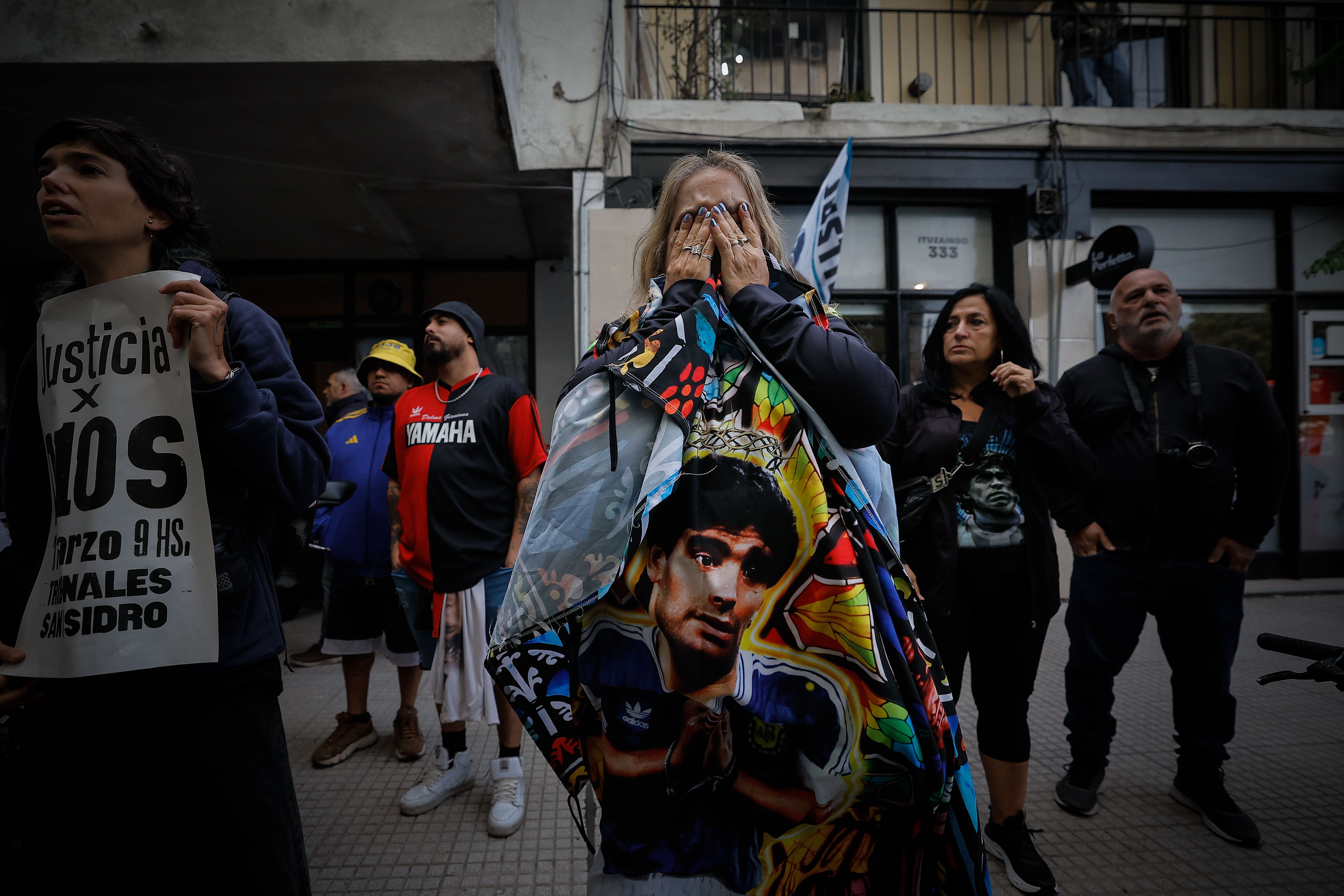 AME8477. BUENOS AIRES (ARGENTINA), 11/03/2025.- Simpatizantes de Diego Armando Maradona esperan este martes, frente a los tribunales de San Isidro en Buenos Aires, (Aregentina). Las hijas de Diego Armando Maradona, Dalma, Giannina y Jana, llegaron al Tribunal de lo Criminal N°3 de San Isidro, provincia de Buenos Aires, para asistir a la primera audiencia del juicio por la muerte de su padre. EFE/ Juan Ignacio Roncoroni