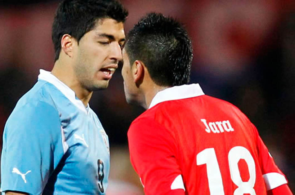 FIFA abrió expediente al uruguayo Luis Suárez por golpear a Gonzalo Jara