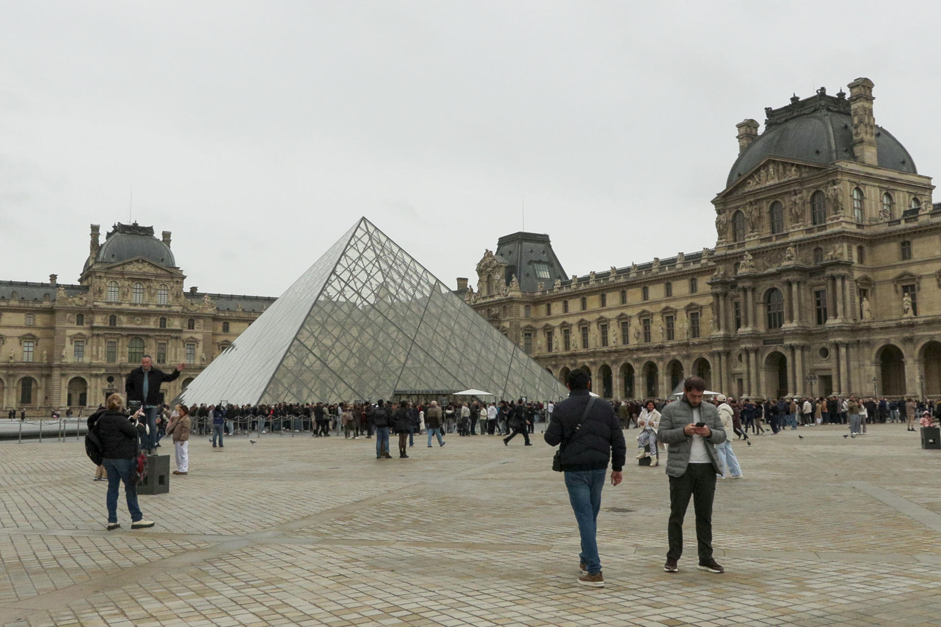 Empleados del Louvre entrarán en huelga el 15 de diciembre por el deterioro del museo