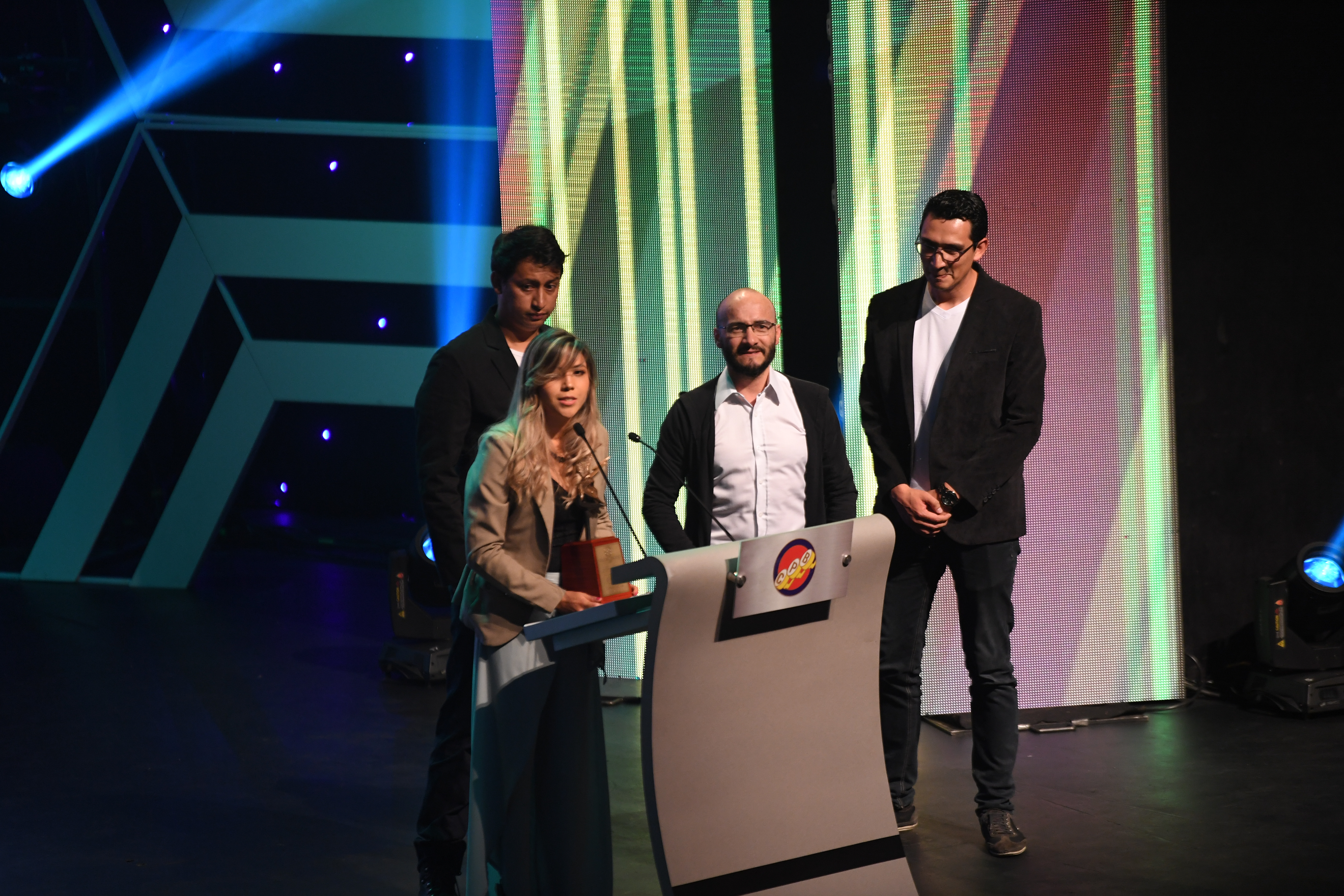 Periodista de la sección Negocios; Nelson Sierra, editor de fotografía, Jonathan Bejarano, infógrafo, y Mario Rodríguez, editor gráfico de El Espectador ganadores en la categoría Mejor trabajo periodístico en medios virtuales en los Premios CPB 2020 Premio Nacional de Periodismo