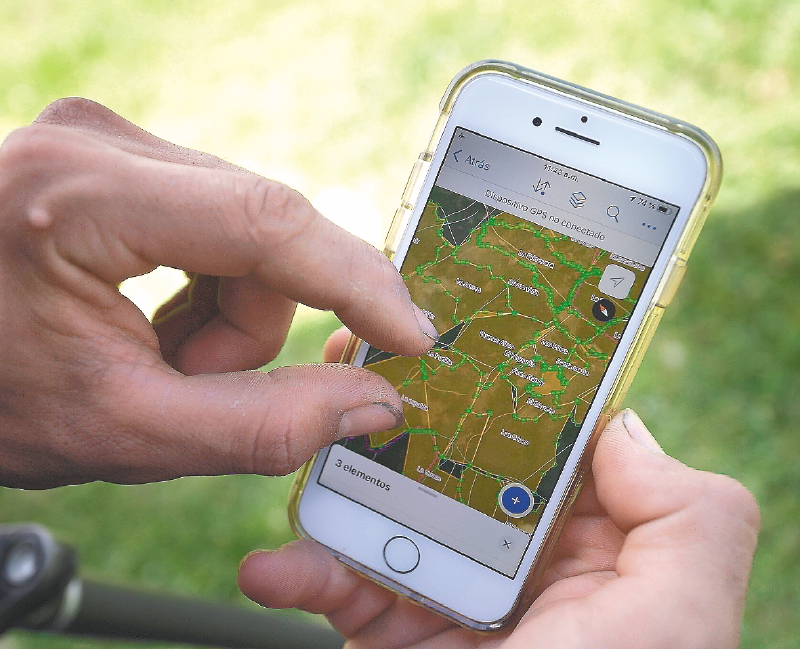 Los celulares se conectan vía bluetooth con las antenas satelitales para que la medición se haga de manera correcta. 