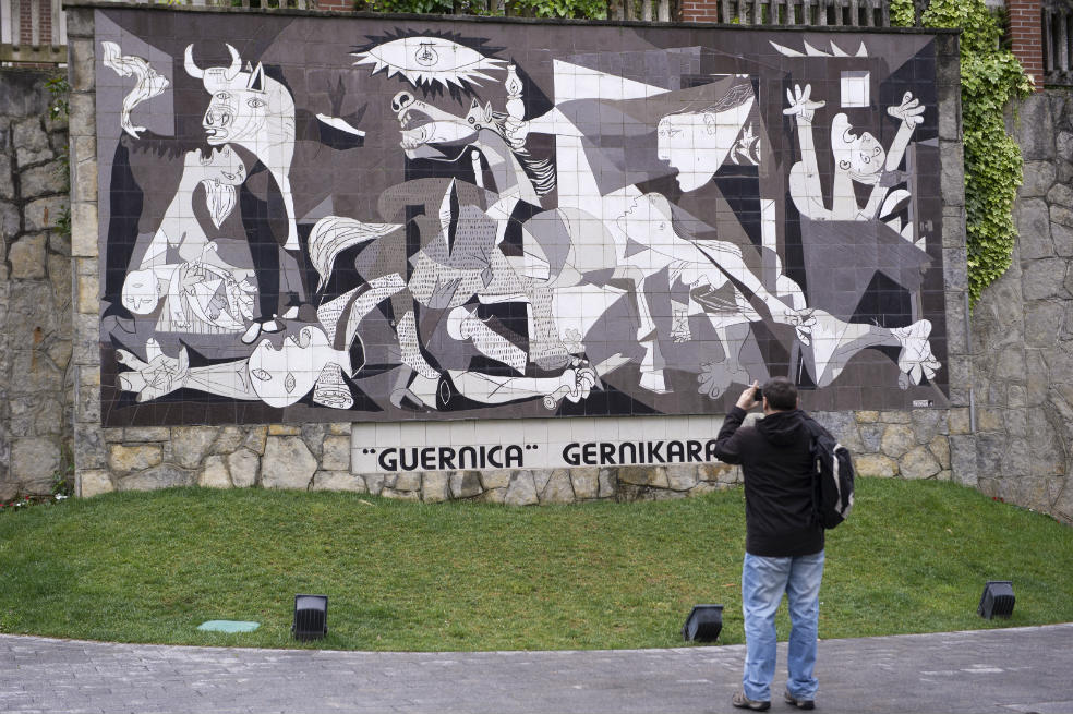 Guernica conmemora los 80 años de su bombardeo por la aviación nazi