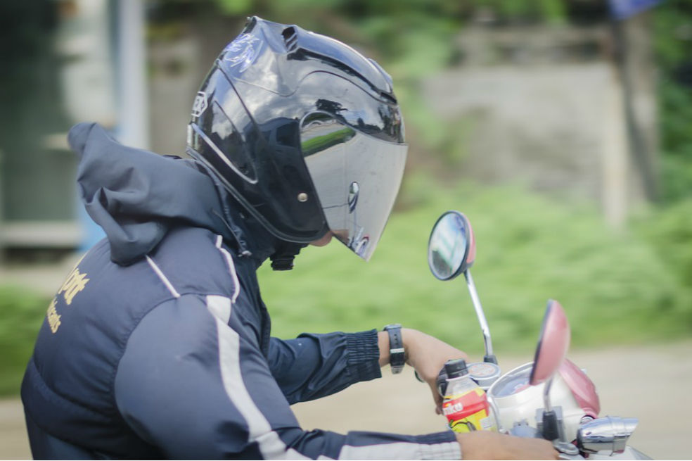 Uno de cada cuatro motociclistas en Bogotá no usa bien el casco