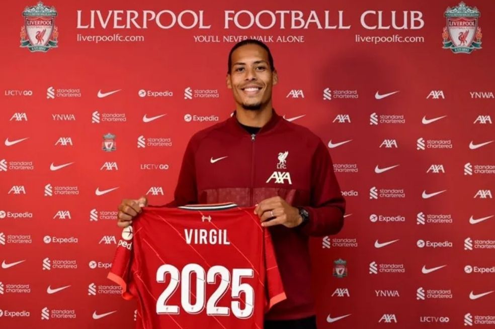 Virgil van Dijk renovó con Liverpool hasta 2025