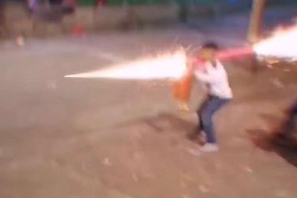 Con “bazucas” improvisadas, jóvenes lanzaron voladores en La Perseverancia, Bogotá