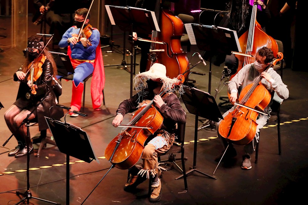 Músicos de la Orquesta Filarmónica de Bogotá disfrazados para conmemorar el día de Halloween.