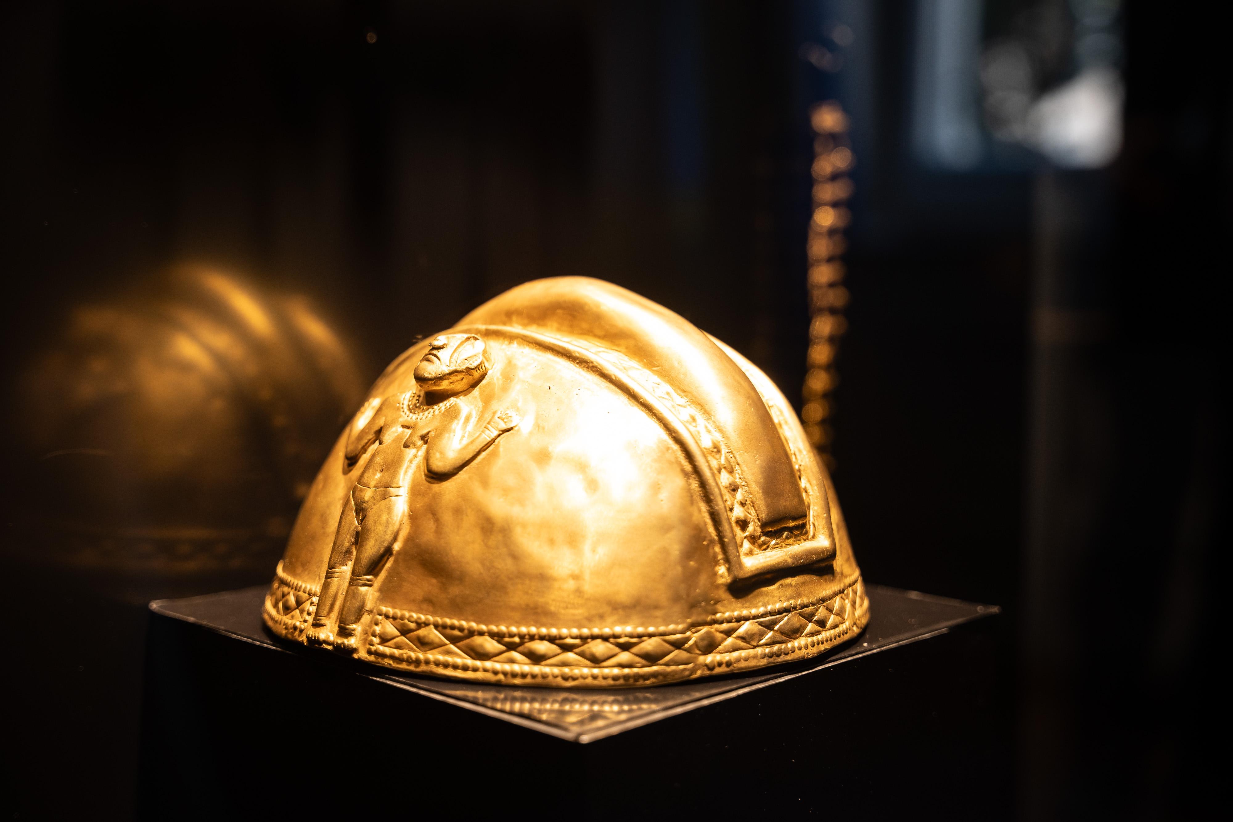 La exposición “Oro y Hoja de Coca” abrió en Roma como parte de una gira europea que busca resignificar la hoja de coca y visibilizar el patrimonio colombiano.