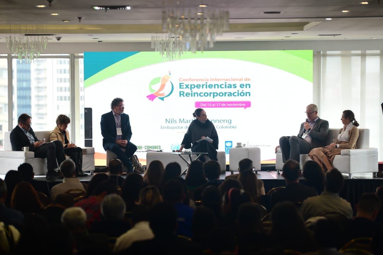 De izquierda a derecha: Carlos Ruiz Massieu, Gloria Cuartas, Pastor Alape, Martin Neil Gunnang y Sara Ferrer.