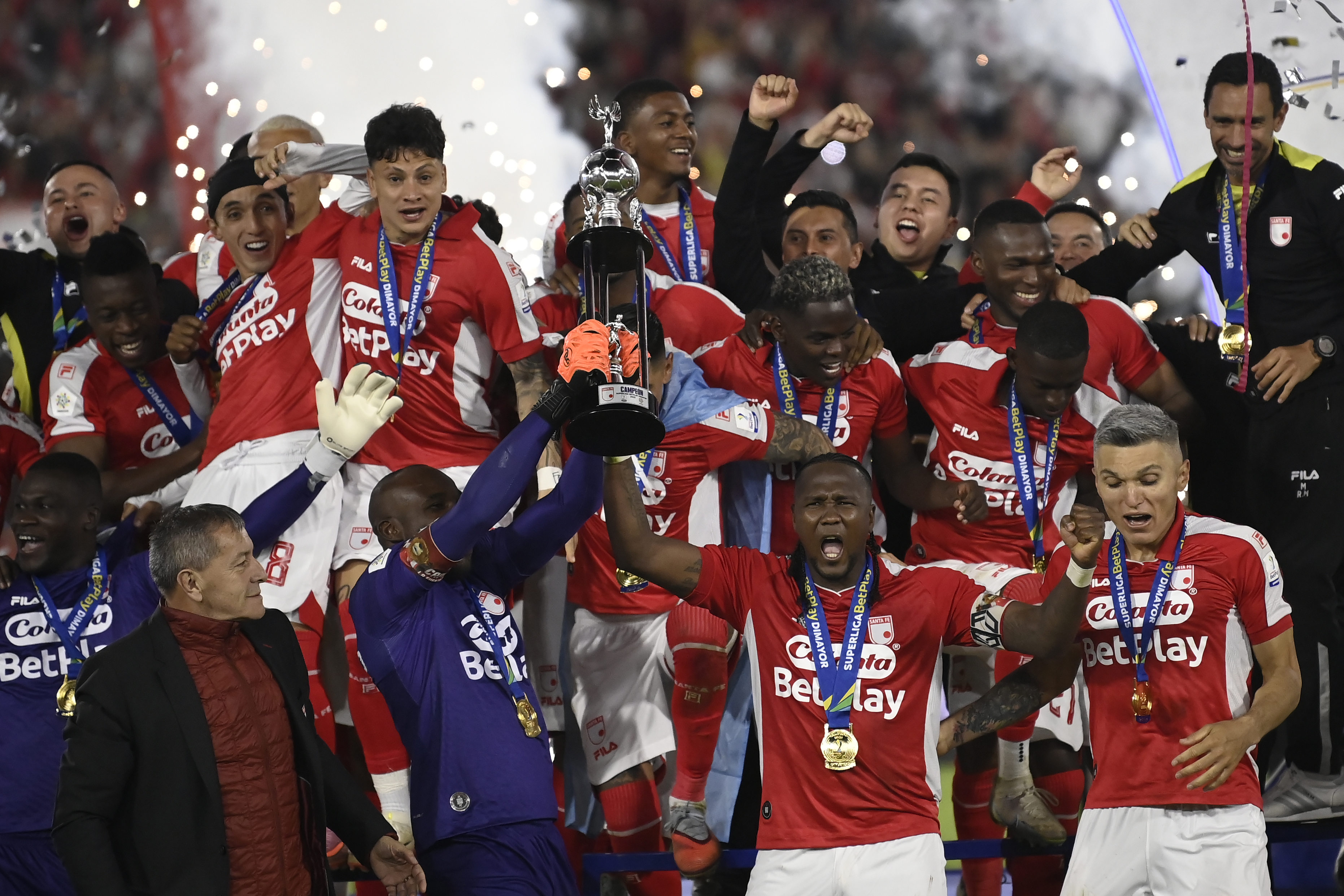 Formación y celebración de los jugadores de Santa Fe al quedar campeón de la Superliga Betplay 2026 ante Júnior.