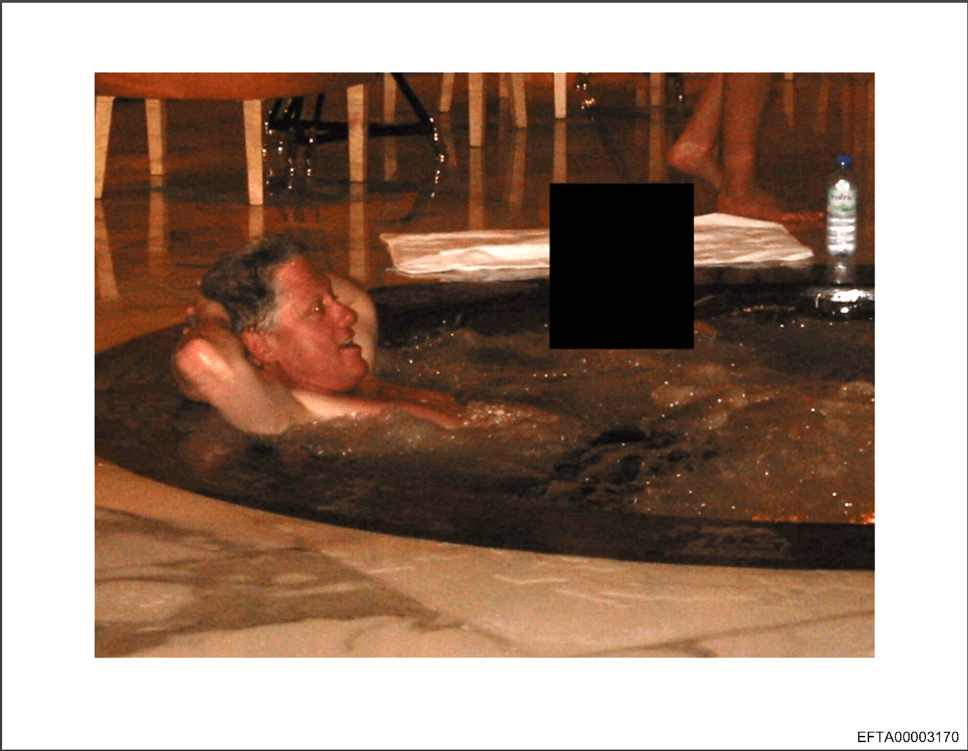 USA7369. WASHINGTON (ESTADOS UNIDOS), 19/12/2025.- Fotografía sin fecha específica de toma, publicada por el Departamento de Justicia de Estados Unidos (DOJ) dentro de los archivos del caso del pederasta Jeffrey Epstein donde aparece el expresidente de Estados Unidos Bill Clinton en un jacuzzi, acompañado por otra persona cuyo rostro fue tapado. El DOJ publicó este viernes miles de archivos del caso Epstein, entre los que figuran imágenes de Clinton y fotografías de figuras del espectáculo como Mick Jagger y Michael Jackson. EFE/ Departamento de Justicia de Estados Unidos (DOJ) /SOLO USO EDITORIAL/ NO VENTAS/ SOLO DISPONIBLE PARA ILUSTRAR LA NOTICIA QUE ACOMPAÑA (CRÉDITO OBLIGATORIO)
