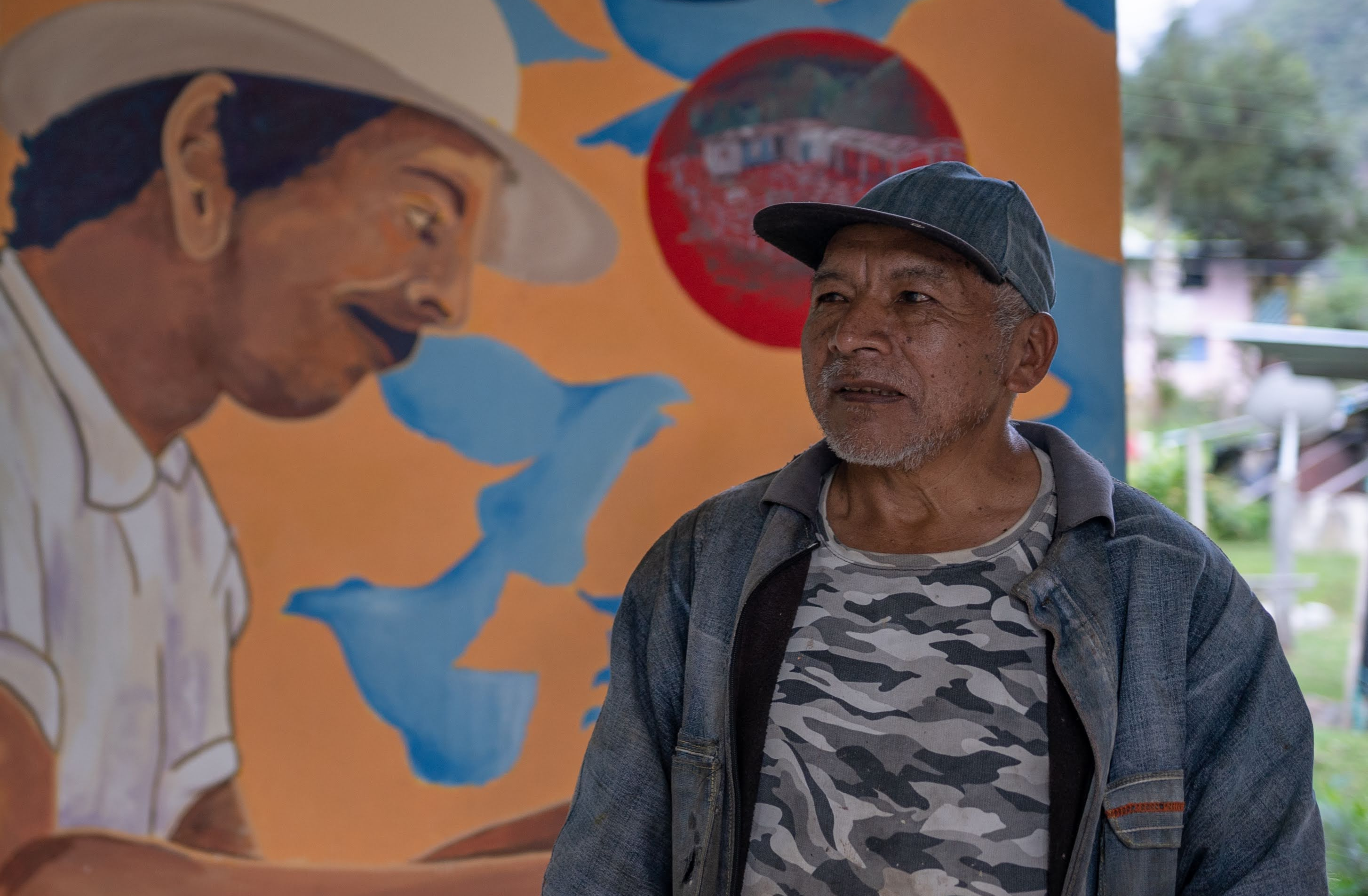 El mayor Aquilino Ul frente al mural de la casa de la memoria que recrea la negociación con el M-19.