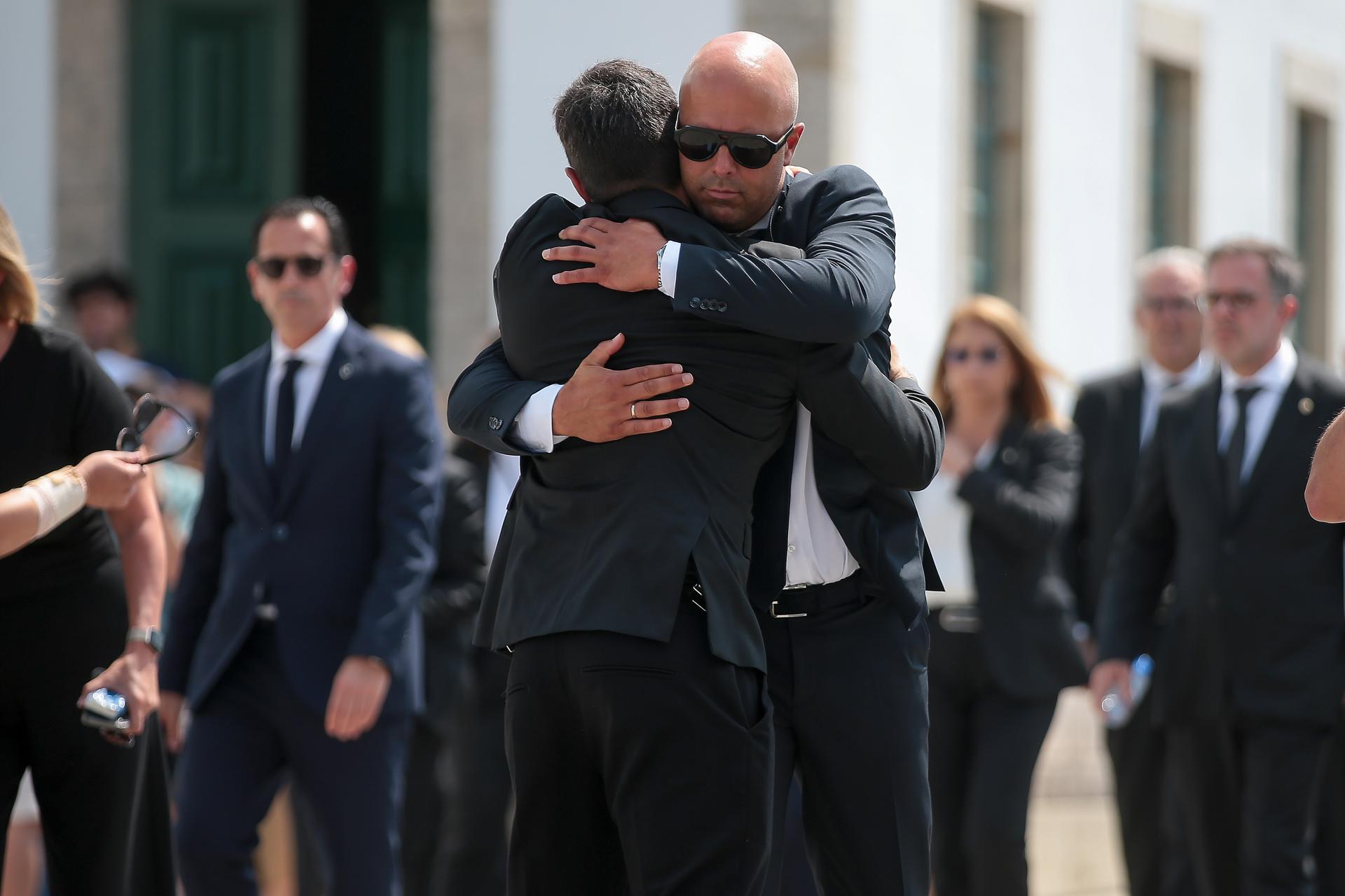 Gondomar (Portugal), 05/07/2025.- Liverpool FC head coach Arne Slot (C-R) attends the funeral of late Portugal's player Diogo Jota and his brother Andre Silva, in Gondomar, Portugal, 05 July 2025. Jota and his brother died in a car accident in Spain on 03 July 2025. (España) EFE/EPA/MANUEL FERNANDO ARAUJO