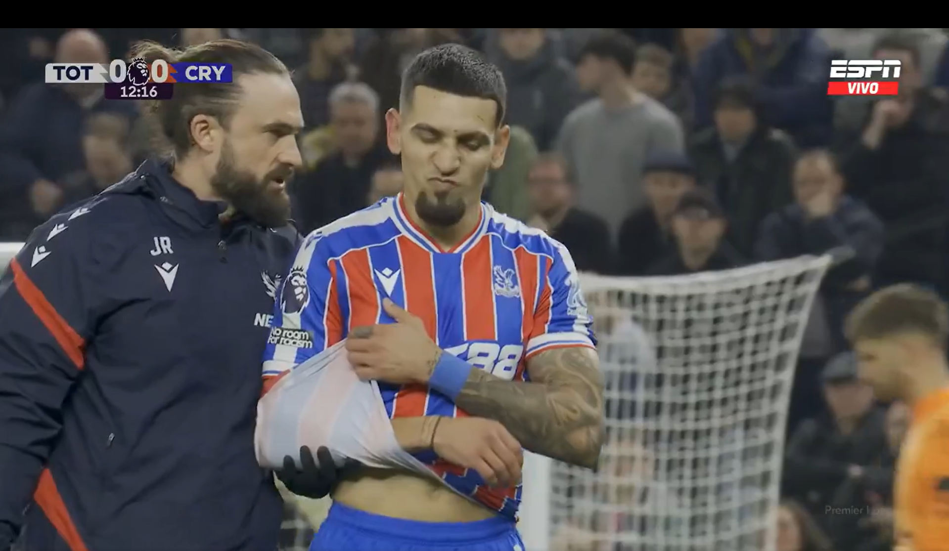 Daniel Muñoz saliendo del campo de juego lesionado de su hombro derecho en el partido por Premier League entre Crystal Palace y Tottenham Hotspur.