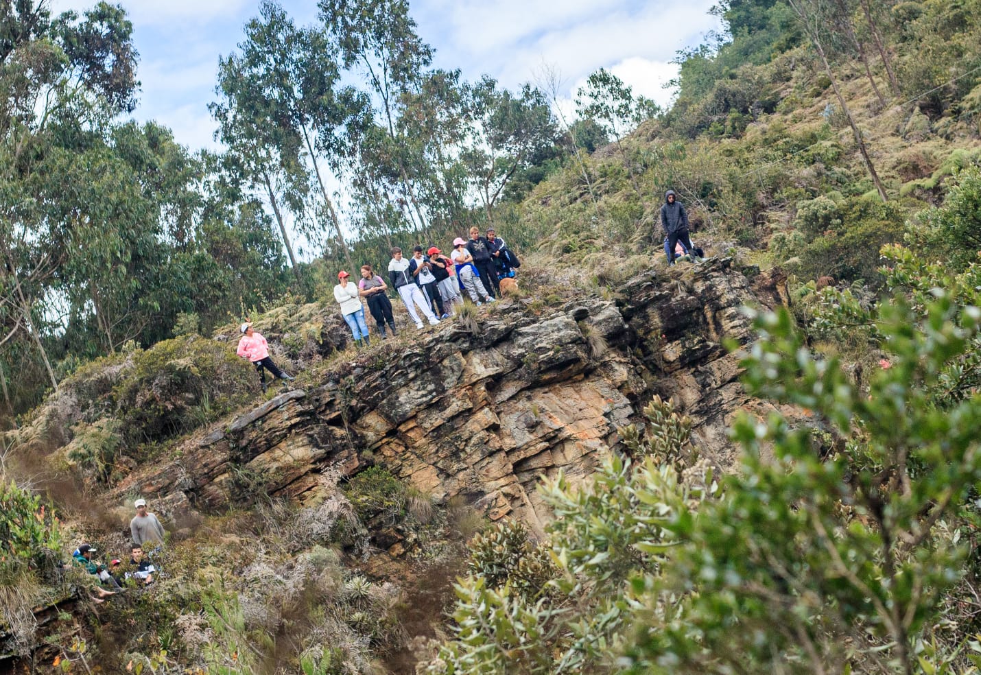 Organismos de socorro trabajan este 14 de noviembre en la zona de Arboreto, en La Calera, para tratar de encontrar a una persona reportada como desaparecida.