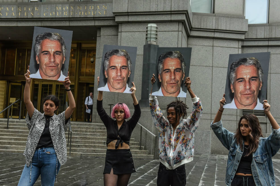 En esta foto de archivo tomada el 8 de julio de 2019, un grupo de protesta llamado "Hot Mess" muestra carteles de Jeffrey Epstein frente al tribunal federal en la ciudad de Nueva York exigiendo justicia por sus delitos. / AFP