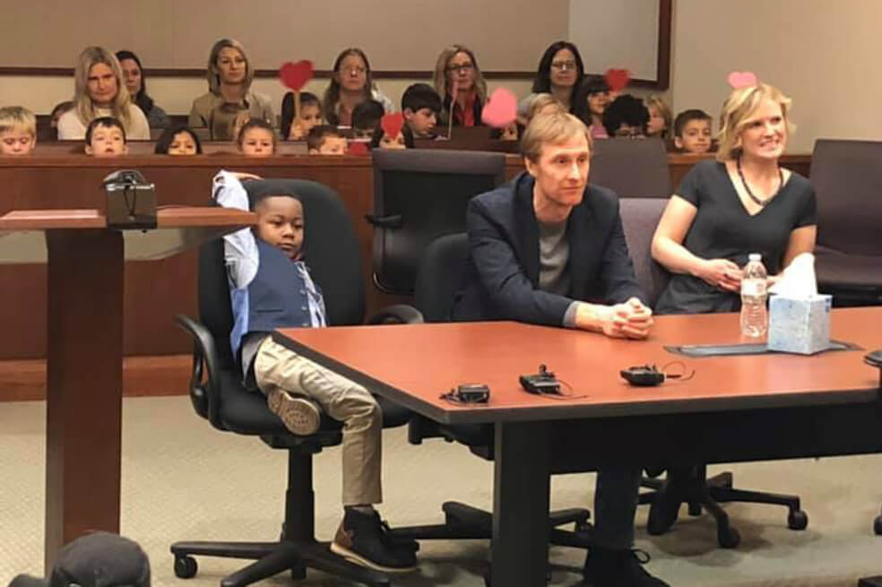 Niño de 5 años invita a toda su clase del jardín a apoyarlo en su adopción