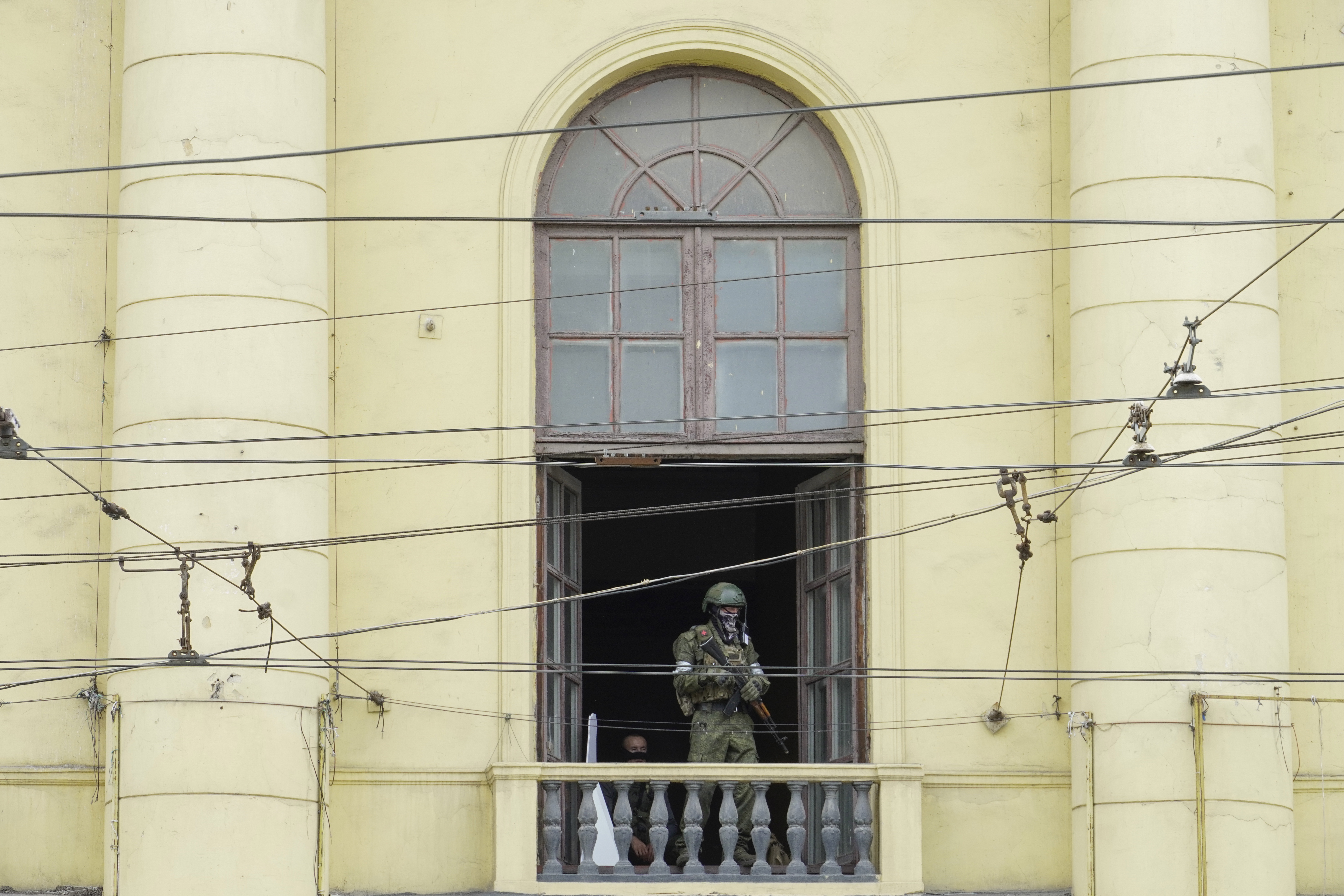 Rostov-on-don (Russian Federation), 23/06/2023.- A Serviceman from private military company (PMC) Wagner Group stands guard on the balcony of the Southern Military District headquarters building in Rostov-on-Don, southern Russia, 24 June 2023. Security and armoured vehicles were deployed after Wagner Group's chief Yevgeny Prigozhin said in a video that his troops had occupied the building of the headquarters of the Southern Military District, demanding a meeting with Russia'Äôs defense chiefs. (Rusia) EFE/EPA/STRINGER