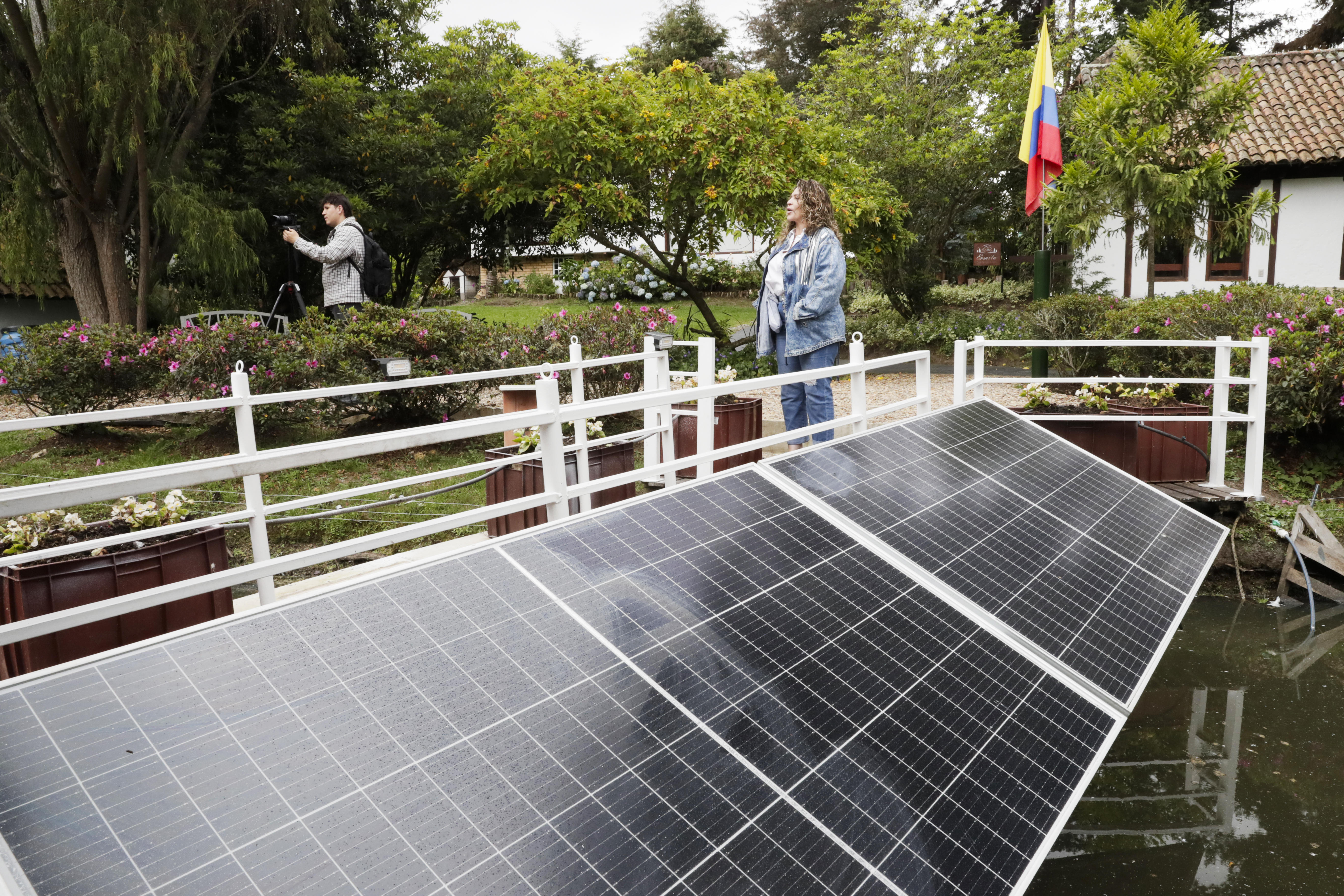 AME1698. BOGOTÁ (COLOMBIA), 23/09/2024.- Fotografía del 20 de septiembre de 2024 que muestra los paneles solares de una casa autosuficiente y sostenible construida sobre un lago en Sesquilé (Colombia). Tras una vida dedicado a la arquitectura, Ernesto Guaqueta, de 70 años, diseñó una casa flotante autosuficiente y sostenible con sello colombiano que pretende reproducir en forma de escuelas, hogares y otros servicios en las regiones más necesitadas del país. EFE/ Carlos Ortega