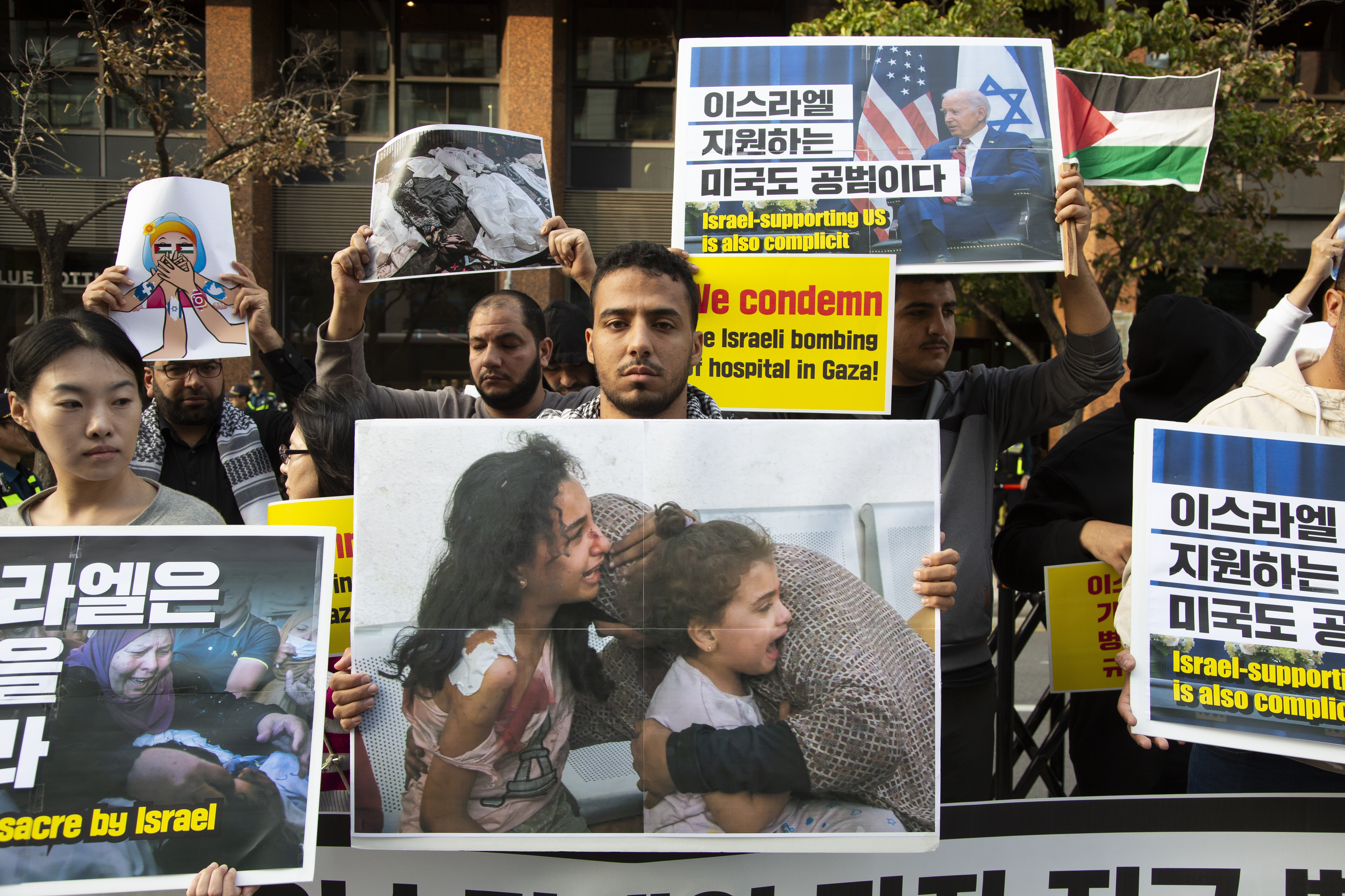 Seúl (Corea del Sur), 18/10/2023.- Los palestinos que viven en Corea del Sur con miembros de grupos civiles sostienen fotografías y pancartas durante una manifestación frente a la embajada de Israel en Seúl, después del ataque al hospital en la Franja de Gaza que causó al menos 500 muertos y del que las autoridades palestinas acusaron al Ejército israelí, que negó su implicación. EFE/EON HEON-KYUN