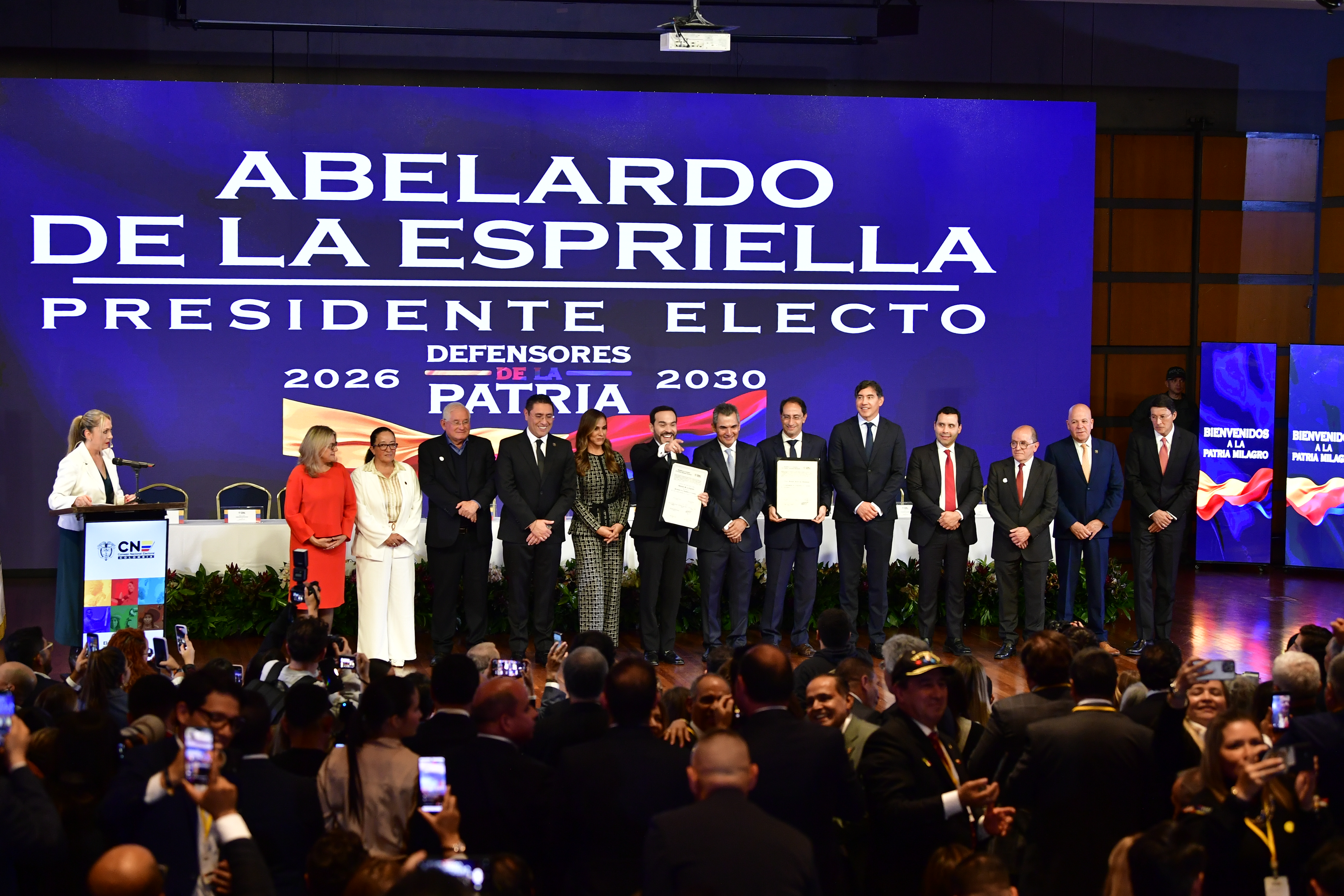 Junto a José Manuel Restrepo durante la entrega de credenciales que los acreditan como presidente y vicepresidente de Colombia para el periodo 2026-2030