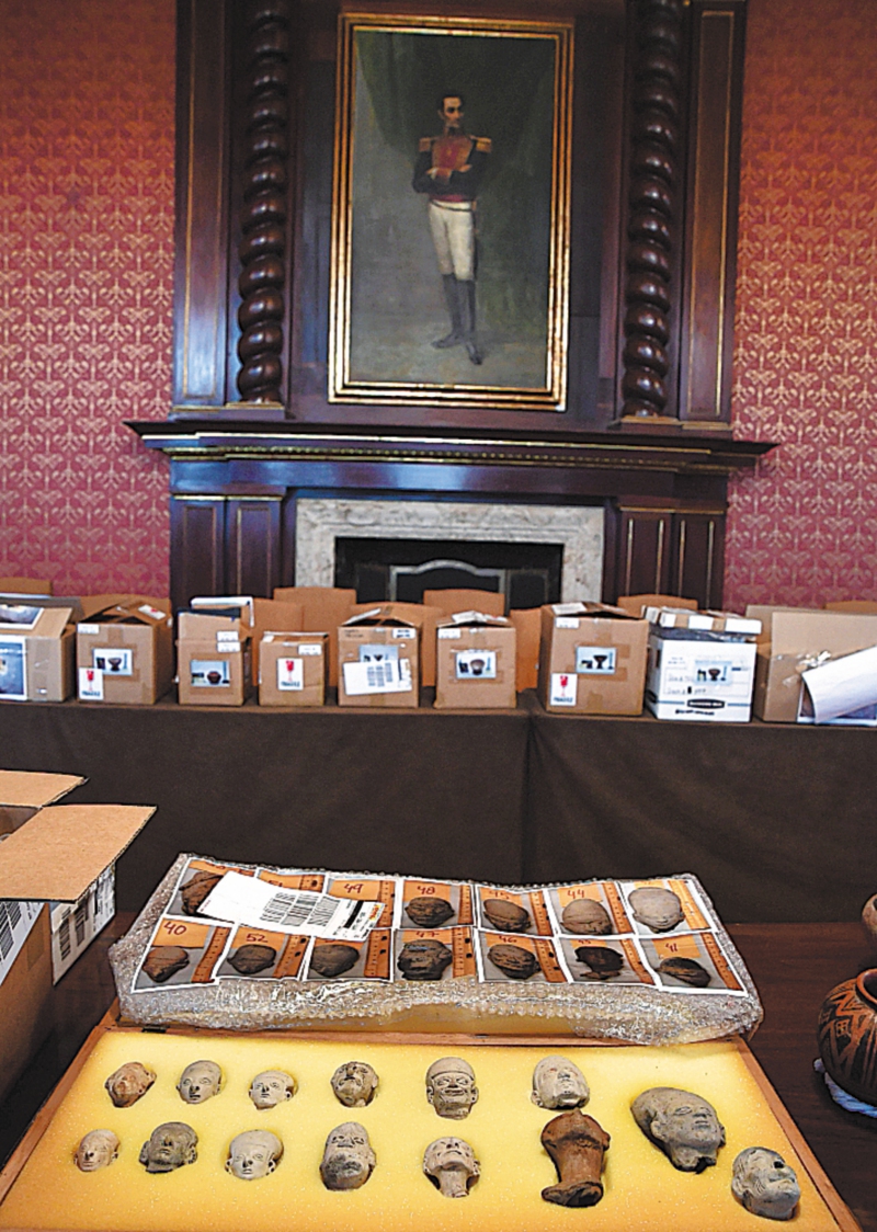 Las cajas llegaron al Salón Bolívar de la Cancillería, en Bogotá. Fueron revisadas por un equipo de arqueólogas y curadoras del Instituto Colombiano de Arqueología e Historia el pasado viernes. / Óscar Pérez
